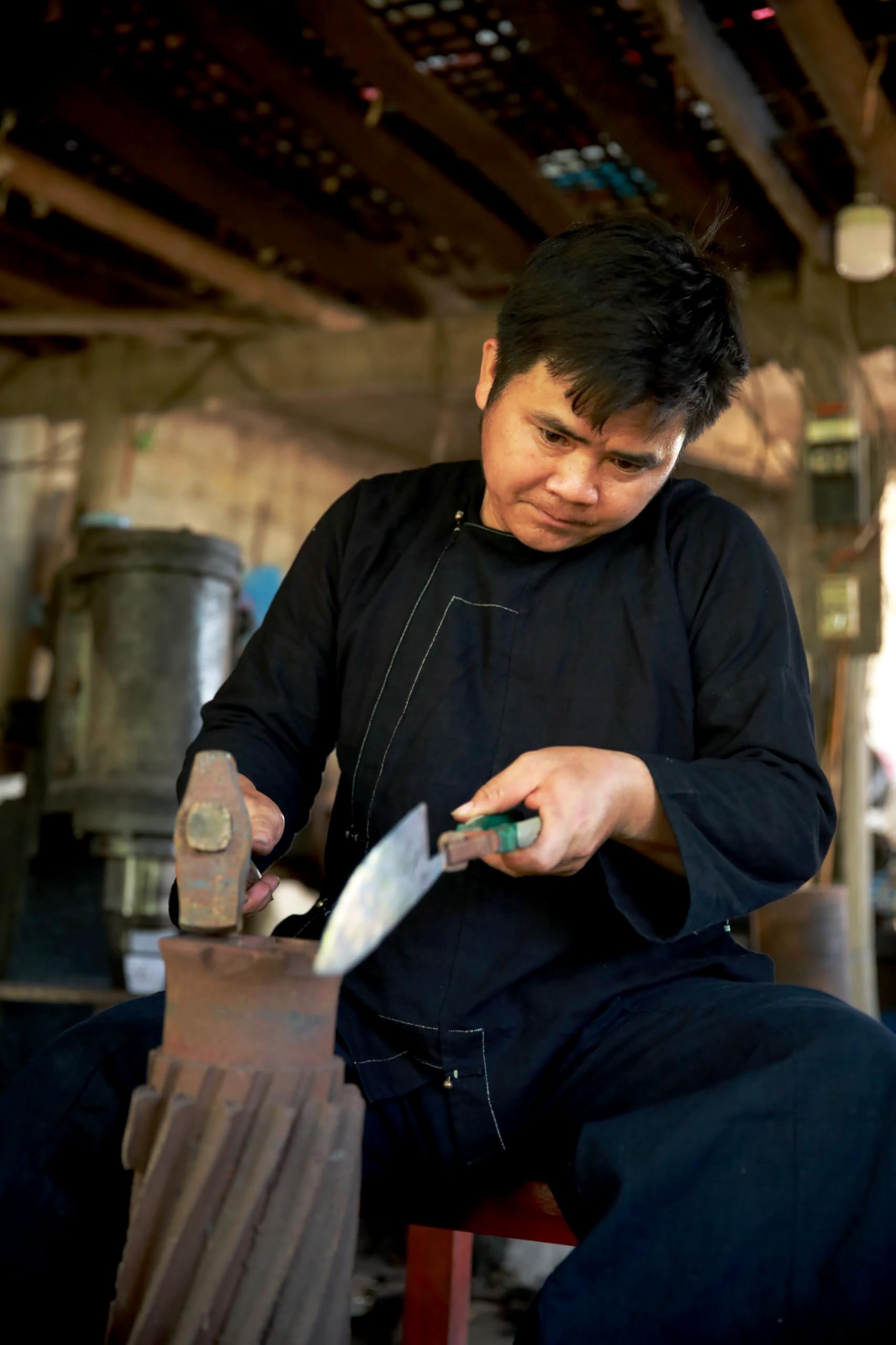 Handgefertigtes Küchenmesser – Hac Classic | Handgeschmiedet in traditioneller Schmiede in Vietnam | Carbonstahl 60–61 HRC | Tamarindenholz