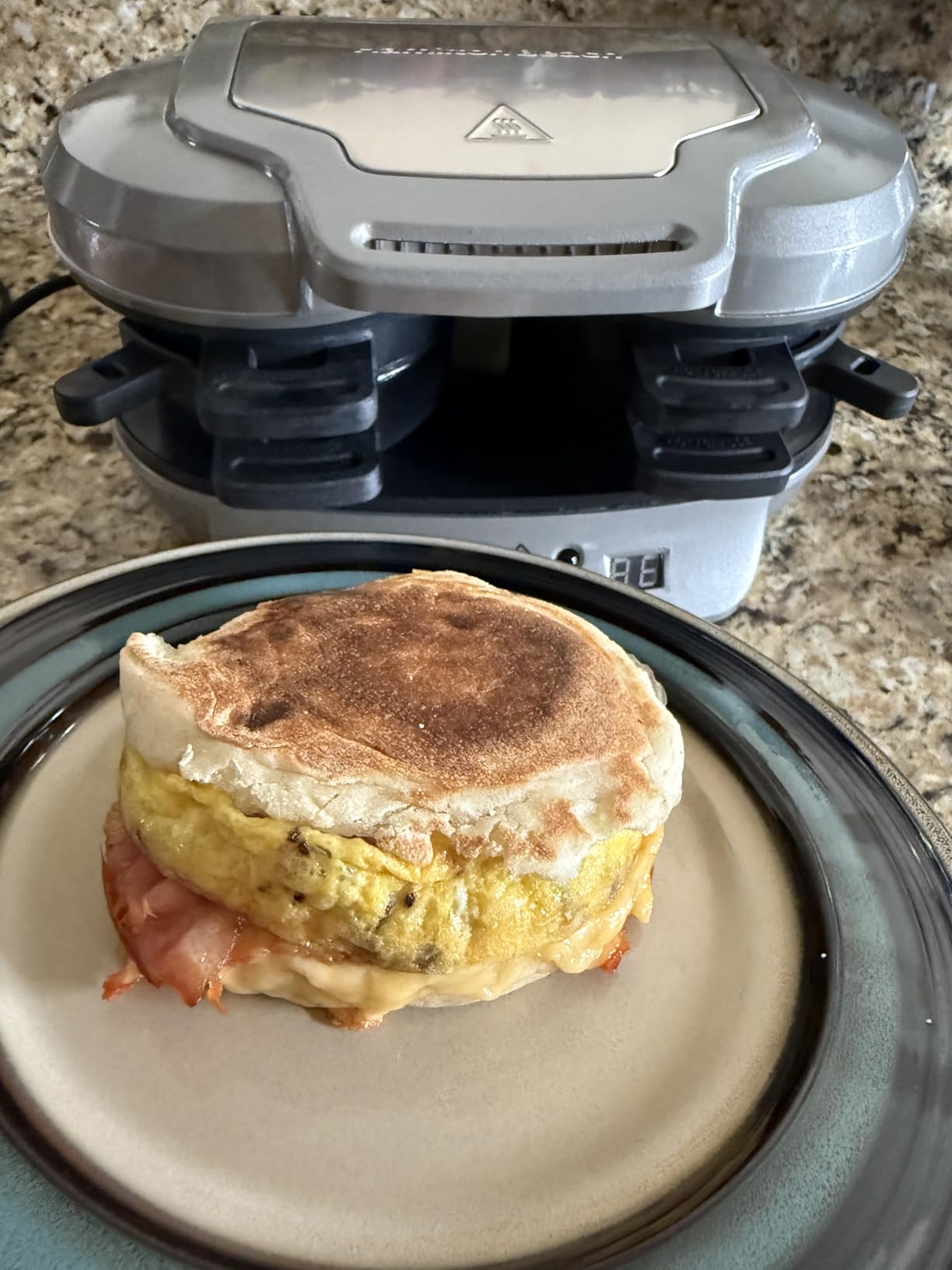 Hamilton Beach Dual Breakfast Sandwich Maker with Timer. Silver (25490A) photo review