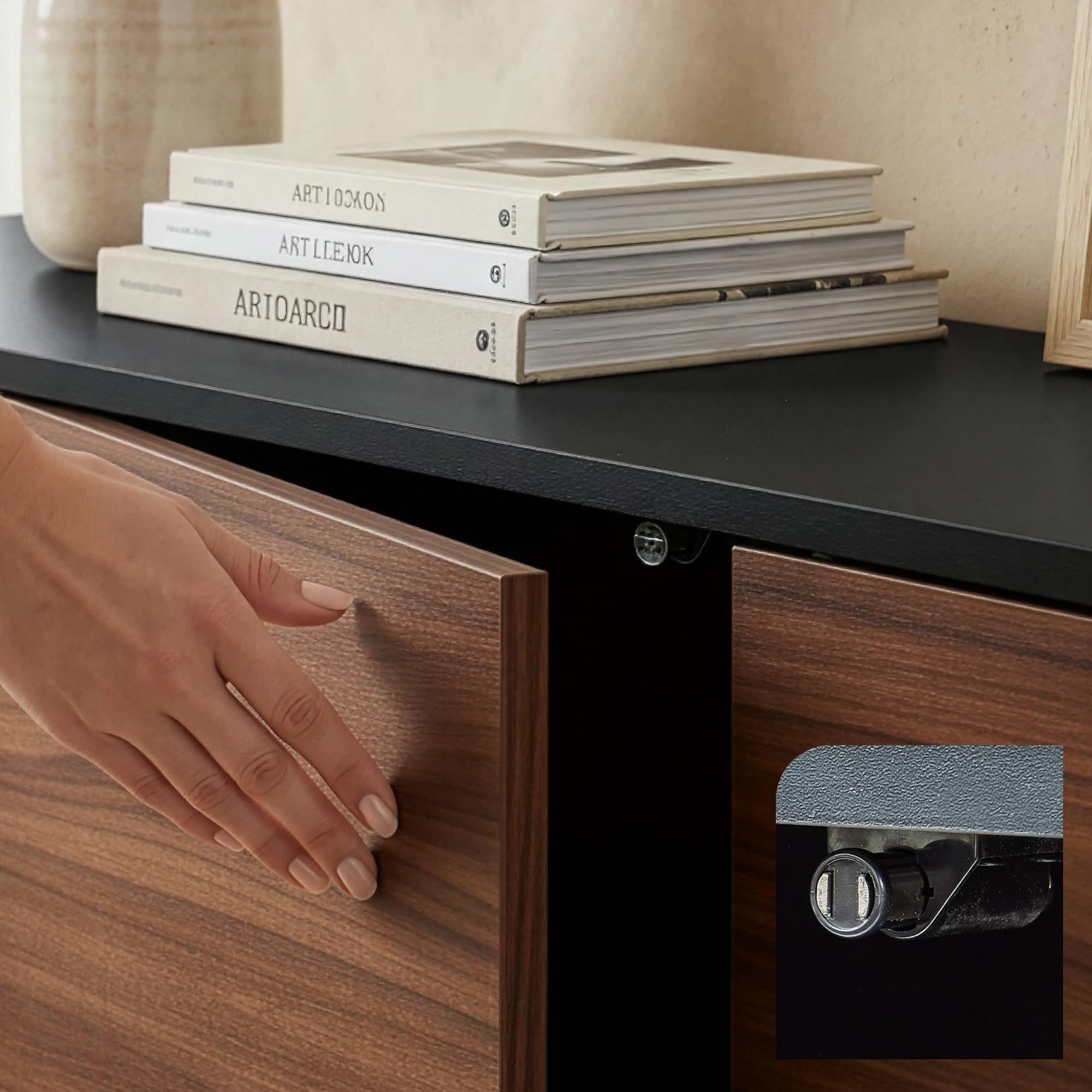 [en.casa] Aparador Boxholm para Salón Aparador Multiusos con 3 Compartimentos con Puertas y 2 Compartimentos Abiertos Mueble Auxiliar para Oficina Mueble de TV 160 x 30 x 57 cm - Negro/Efecto Nogal