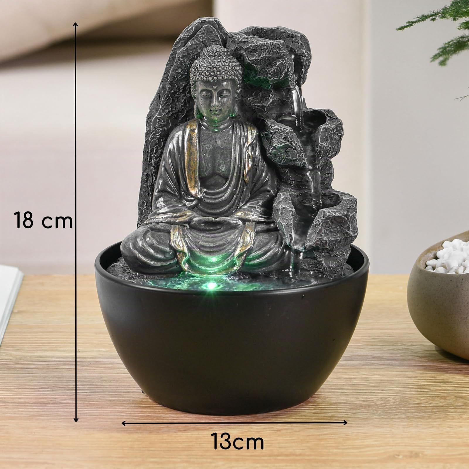 Fuente de Interior de Buda Relajante – Fuente Cascade – Decoración Zen Feng Shui – Idea de Regalo Elegante y útil – Fuente de Mesa con luz LED – 18 cm – Revata Zen'Light