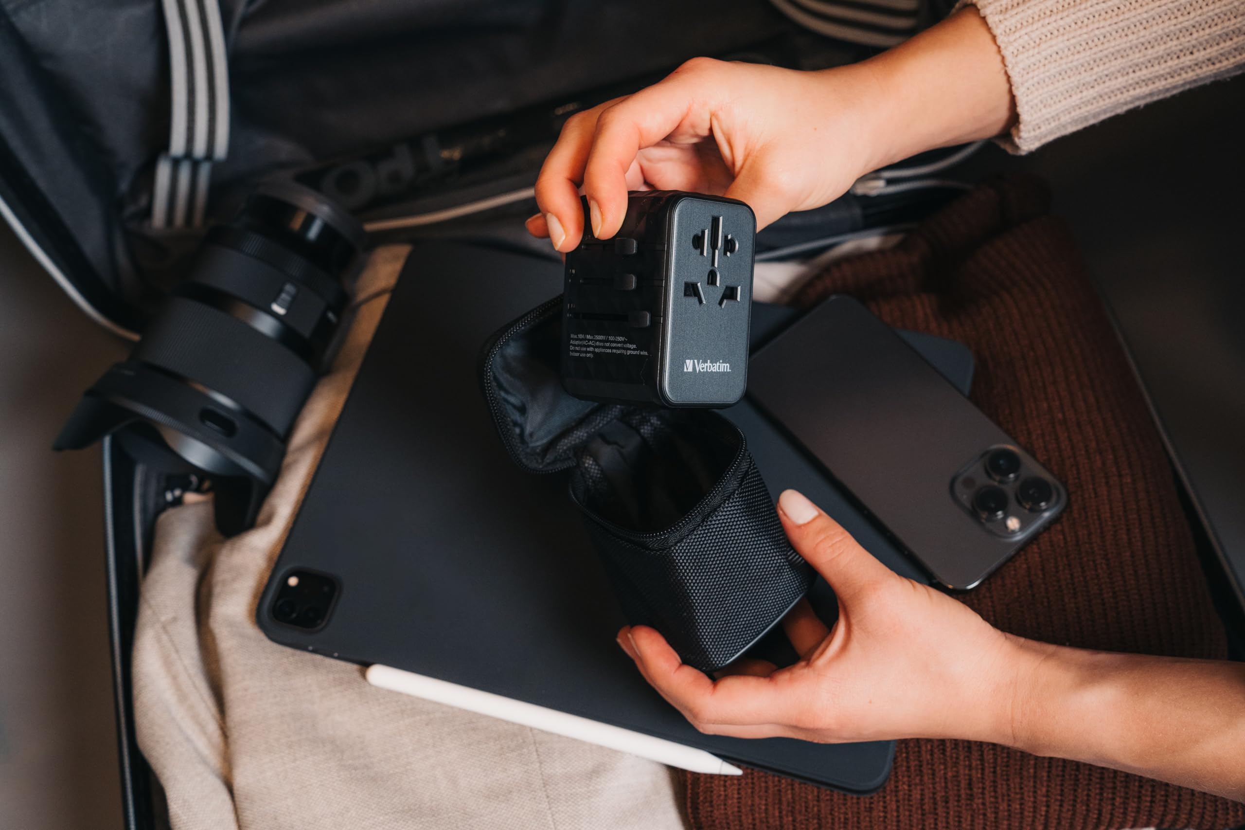 Verbatim GAN UTA-05 - Adaptador de Viaje Universal (65 W, 2 Puertos USB‑A y 2 Puertos USB-C Cargador rápido para Ordenador portátil, teléfono móvil, cámara y Otros Toma de Viaje