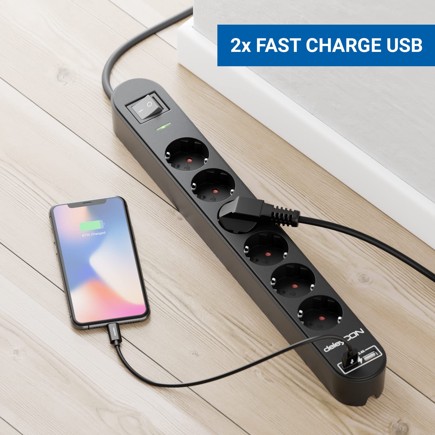 Detalle de los enchufes angulados y puertos USB de la regleta de deleyCON.