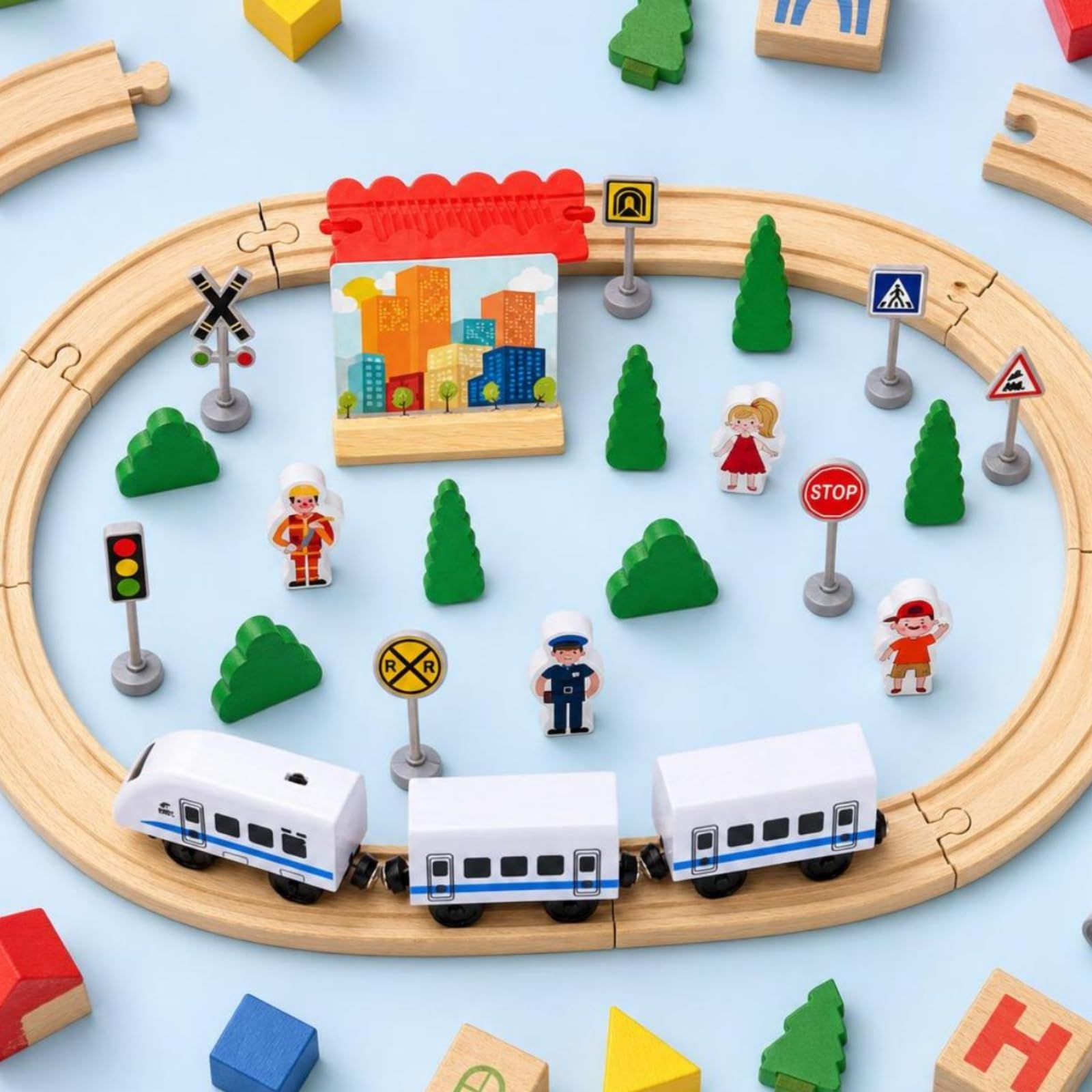 harayaa 35 Pezzi Treno di Pista Binari Giocattolo Elettrico Accessori Alberi Figurine Stimola Narrazione E Costruzione Del Circuito Adatto a Bambini E
