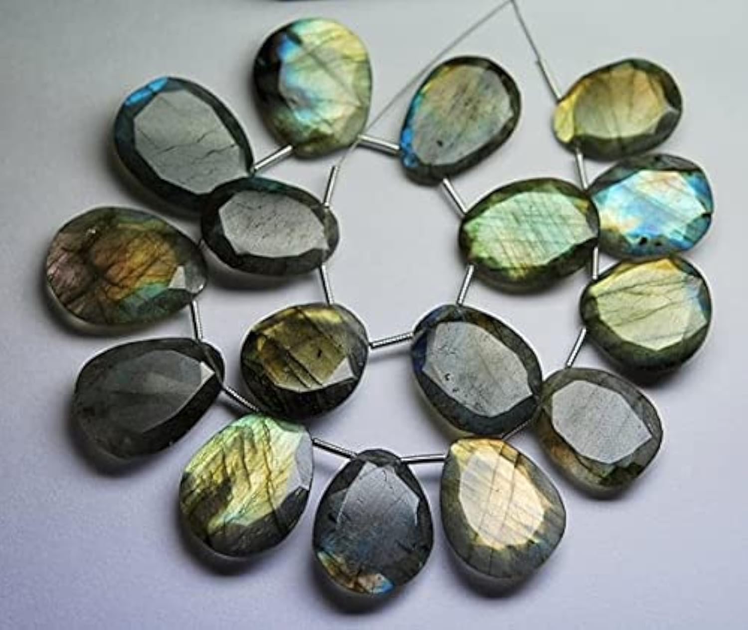 Labradorite briolette bleu flashy 18-22mm : finis les reflets ternes