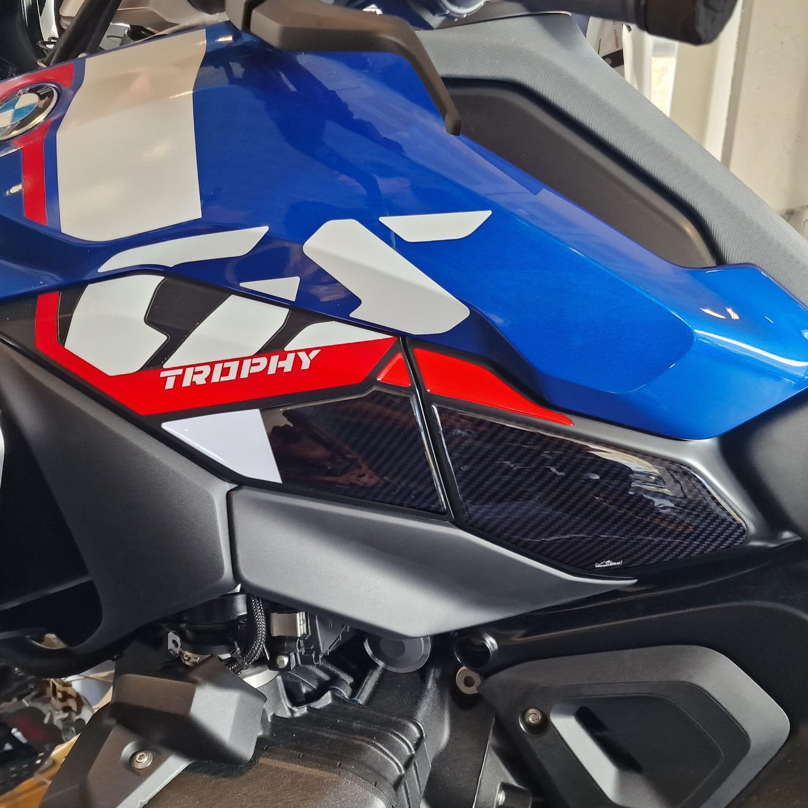Resin Bike Adhesivos de Moto Compatibles con BMW R 1300 GS Trophy 2023-2026. Protección para Bastidor Central de Choques y Arañazos de Moto. Adhesivo 3D Resinado - Made in Italy