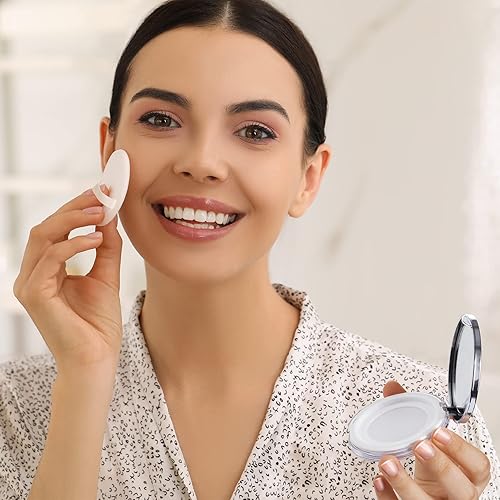 Miniatura 5 de OIIKI Paquete de 2 recipientes compactos de polvo suelto, contenedor recargable de 0.11 oz con soplo de polvo, espejo, red, cuchara, estuches de