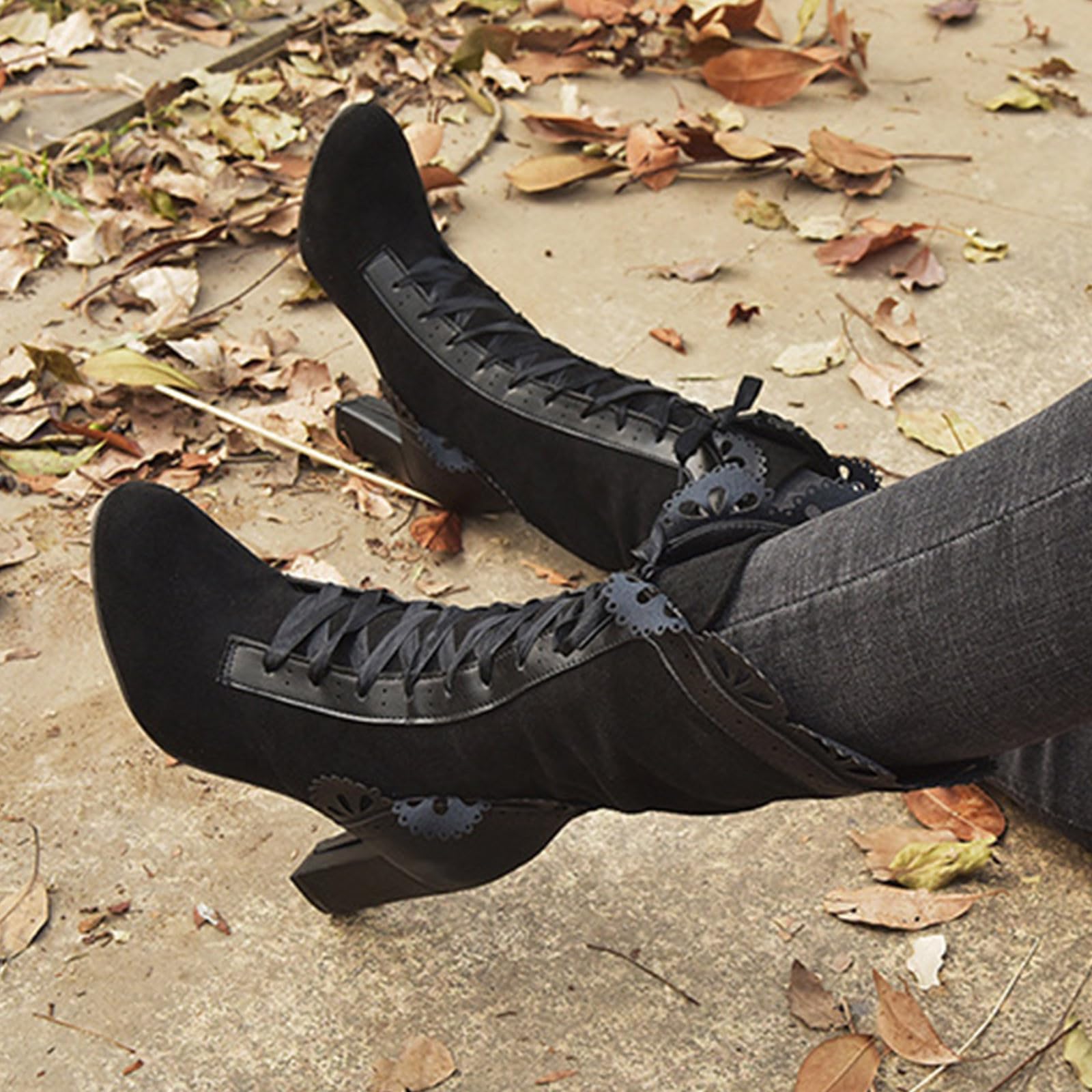 Bottes Femme Lolita Gothique, Bottines Hautes à Talon Carré avec Lacets Ruban Dentelle, Chaussures Femmes en Daim et Cuir Style Steampunk Idéales pour Tenue de Fête, Saison Automne Hiver