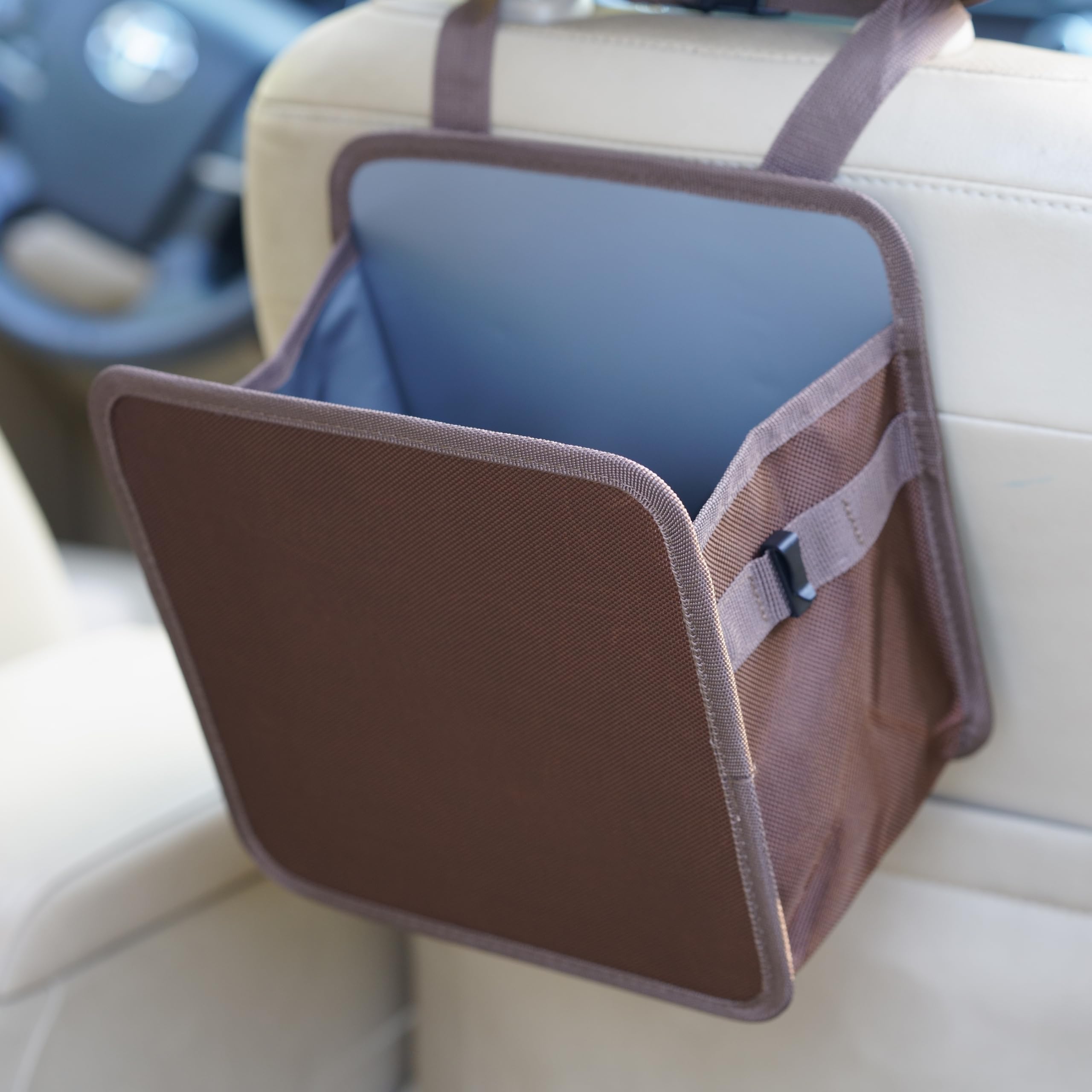 Ginsco - Cubo de basura plegable para coche (2 galones), bolsa colgante de gran capacidad, resistente al agua y a prueba de fugas, organizador para camping, accesorios interiores, color marrón