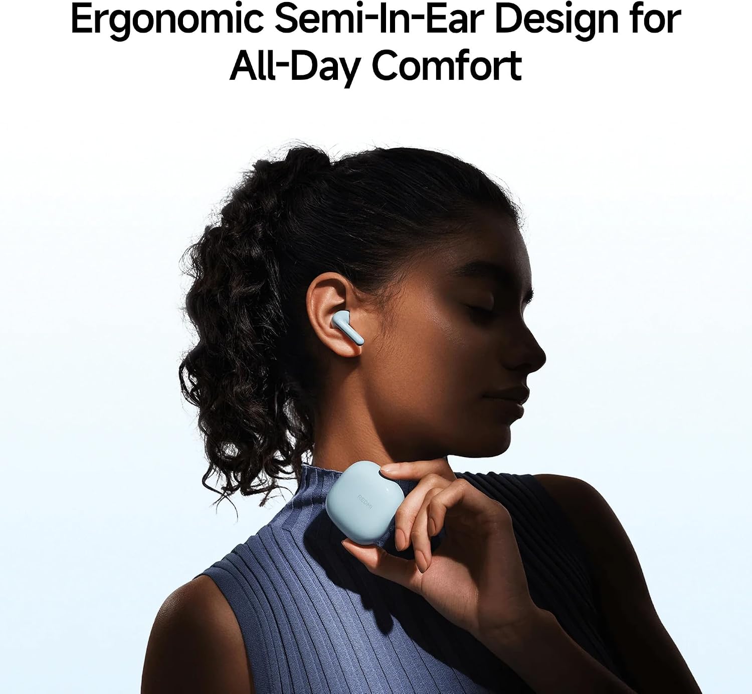 XIAOMI Redmi Buds 8 Active Wireless Earbuds — lateral, fundo claro com degradê muito suave entre branco e azul-pálido, limpo e minimalista. XIAOMI Redmi Buds 8 Active Wireless Earbuds — lateral, fundo claro com degradê muito suave entre branco e azul-pálido, limpo e minimalista.