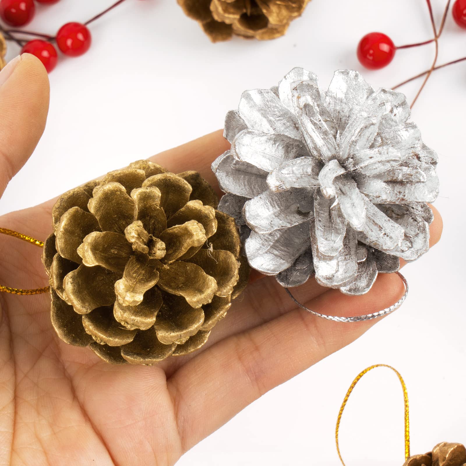 VINFUTUR 18pcs Pommes De Pin De Noël Argent/Or+100pcs Baies De Houx Artificielles De Noël Pour