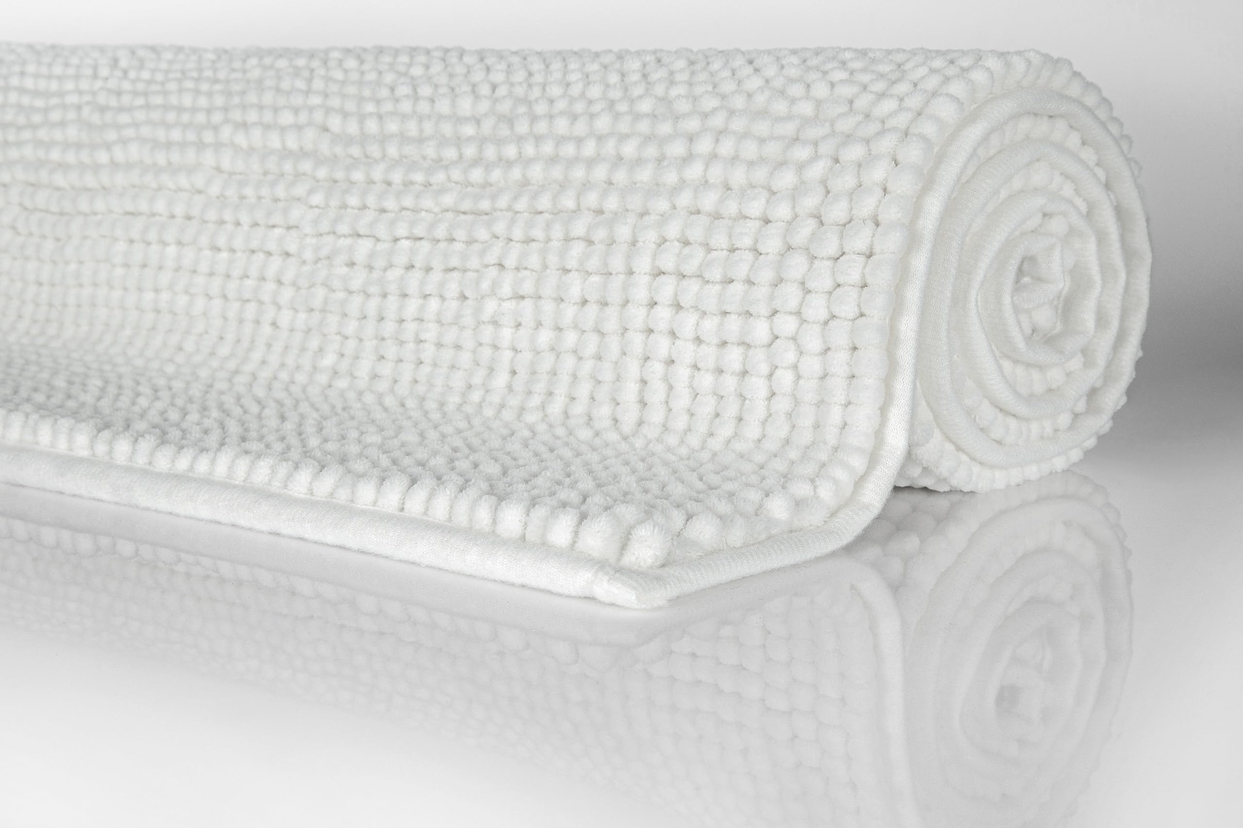 Tappeto da bagno moderno in ciniglia di WECONhome Basics - antiscivolo, lavabile, assorbente - Stile per ogni bagno – Balu (70 x 120 cm, bianco)