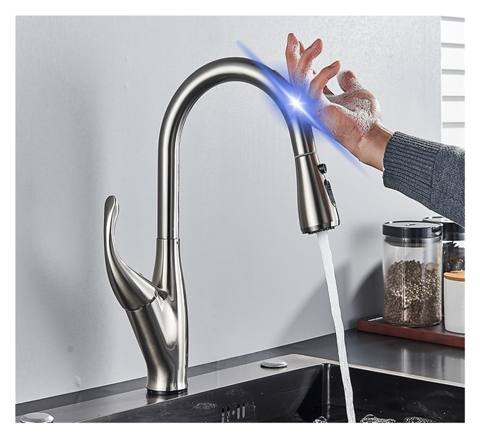 Mitigeur extractible tactile en nickel brossé pour un contrôle précis de l'eau en cuisine