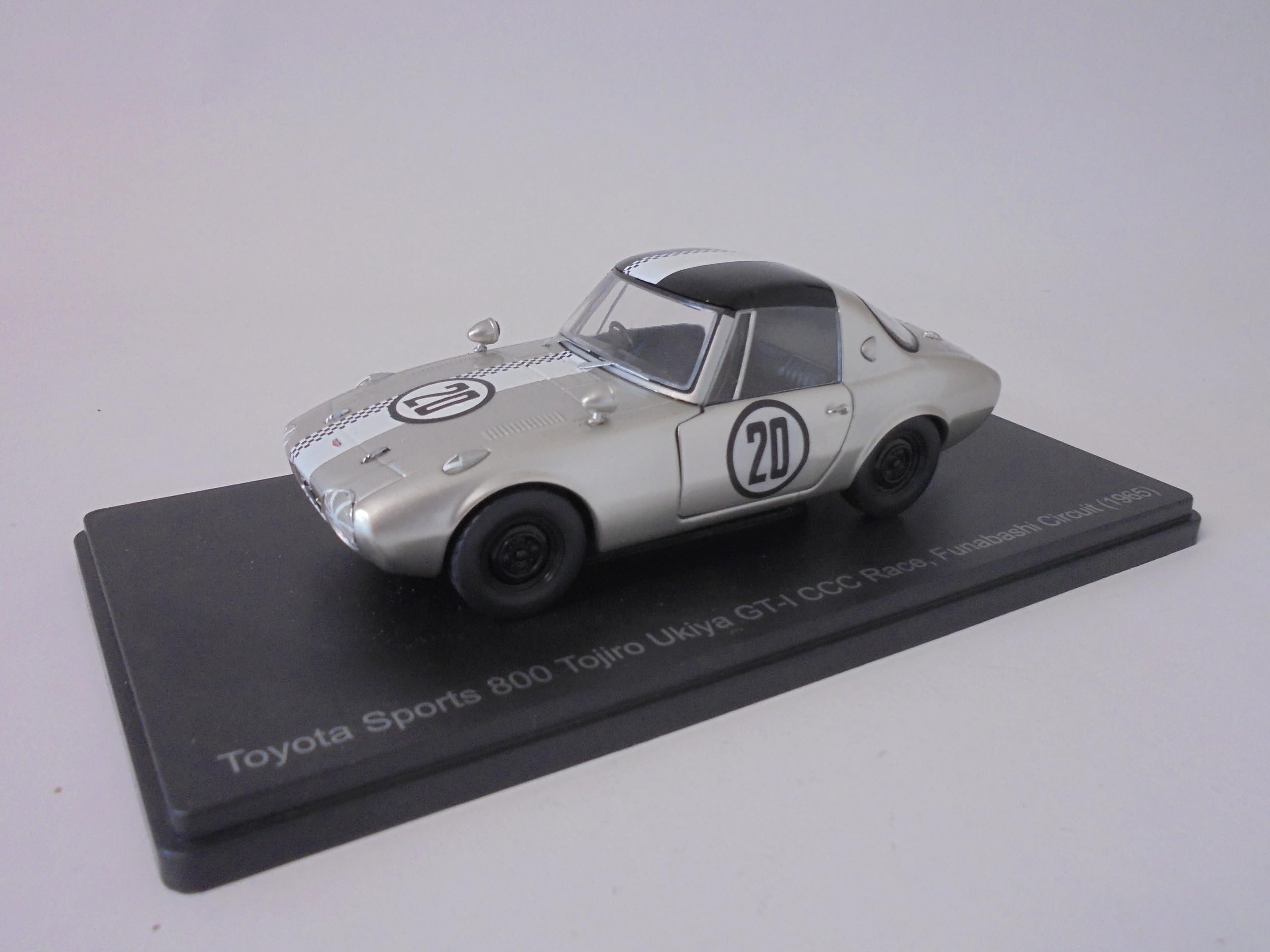 OPO 10 - 1/24 Scale Model Car Compatible with Toyota Sports 800 GT-I CCC Race #20 1965 - Hachette Japan VQJ201