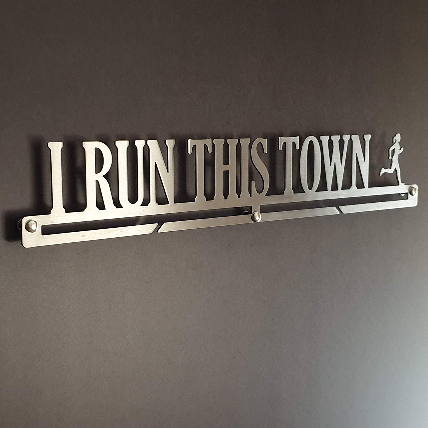 MEDALdisplay "I Run This Town - Wandmedaillenhalter für Läufer, Laufen, Marathon - Bringen Sie bis zu 30 medaillen - Rostfreier Stahl 100% hergestellt in Italien