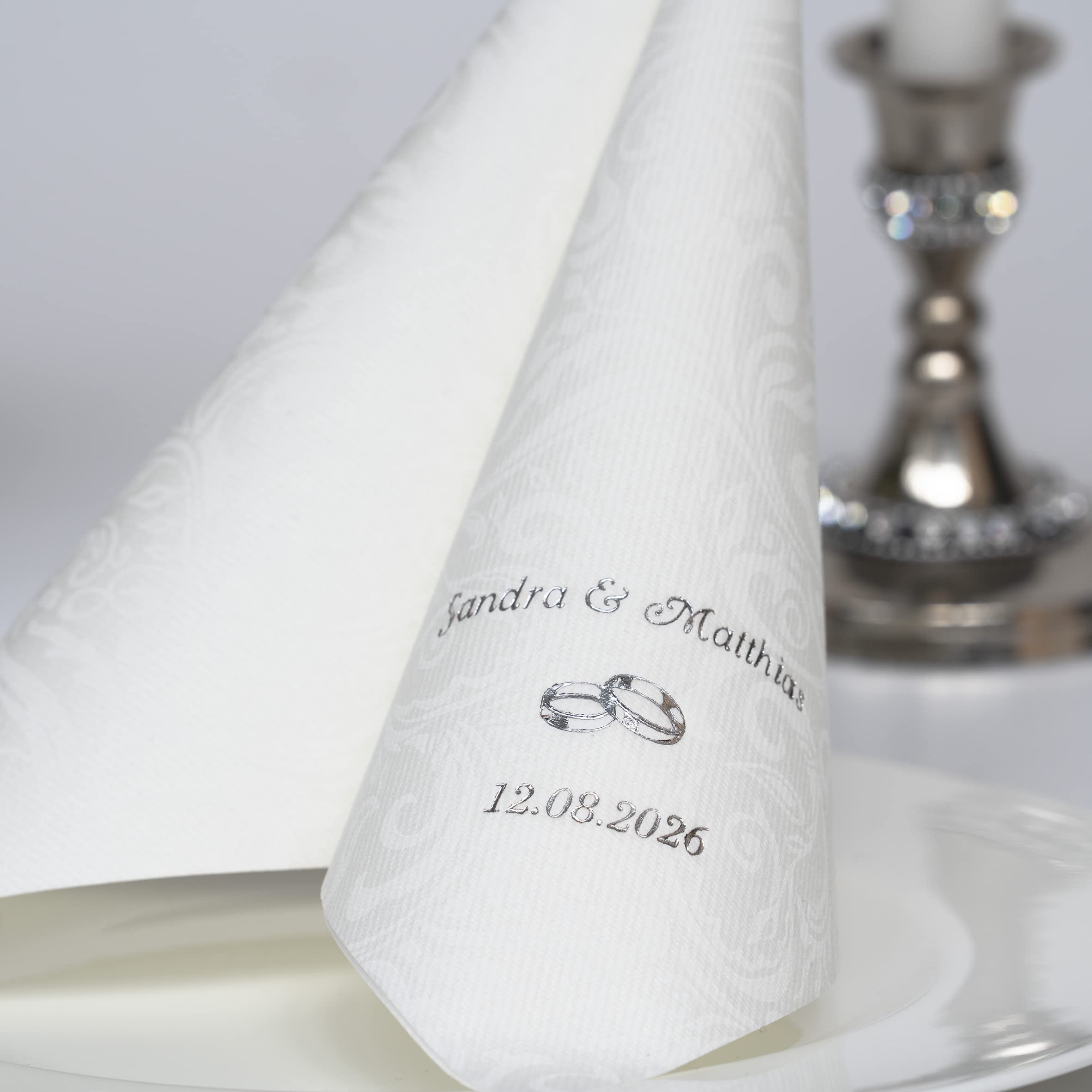 Personalisierte Hochzeitsservietten aus hochwertigem Premium-Line Material - STOFFÄHNLICH | mit exklusivem Prägedruck | VIPDEKO | Größe: 40 x 40 cm | ¼ Falz | Farbe: weiß. Für die Hochzeitstafel (75)