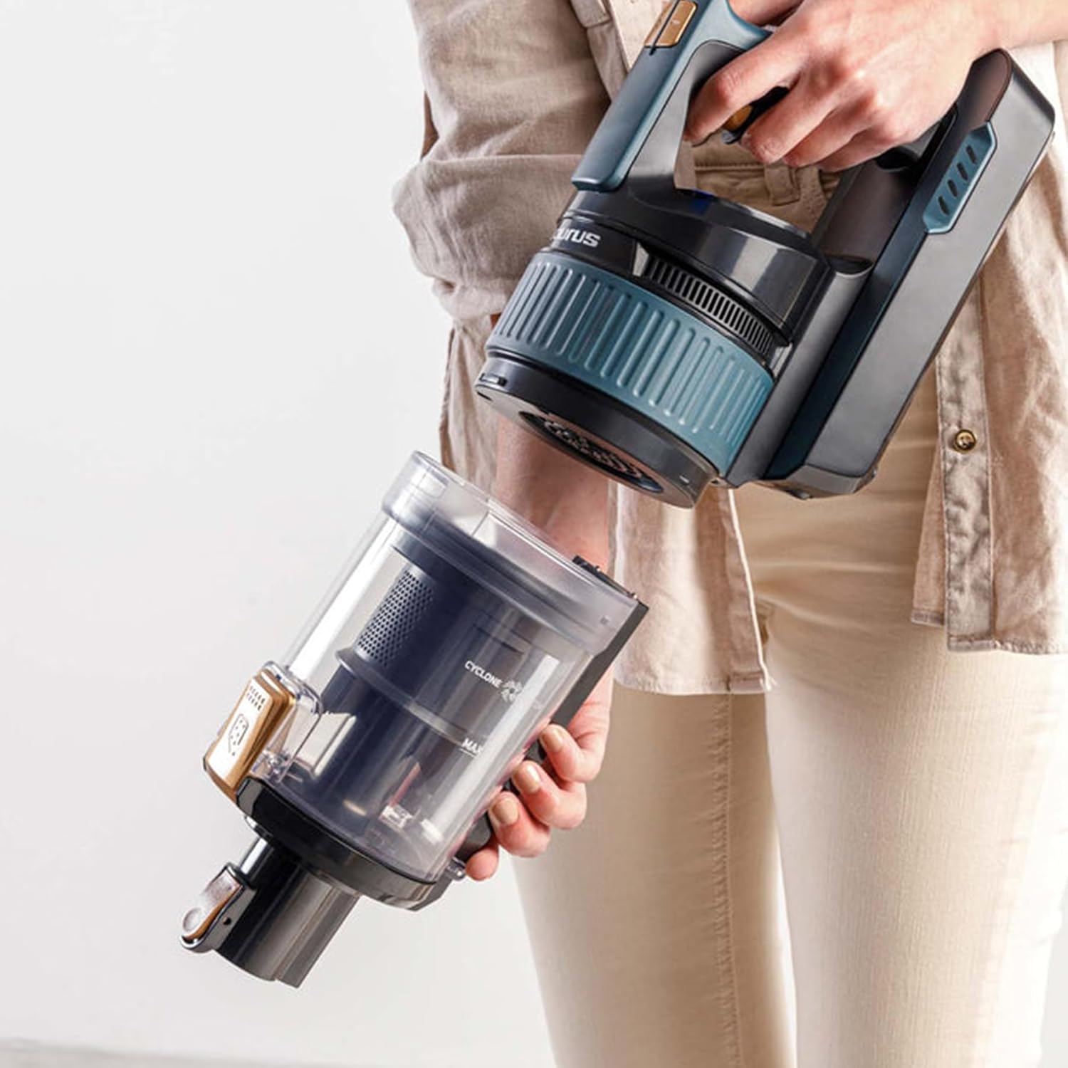 Detaching the dustbin from the vacuum