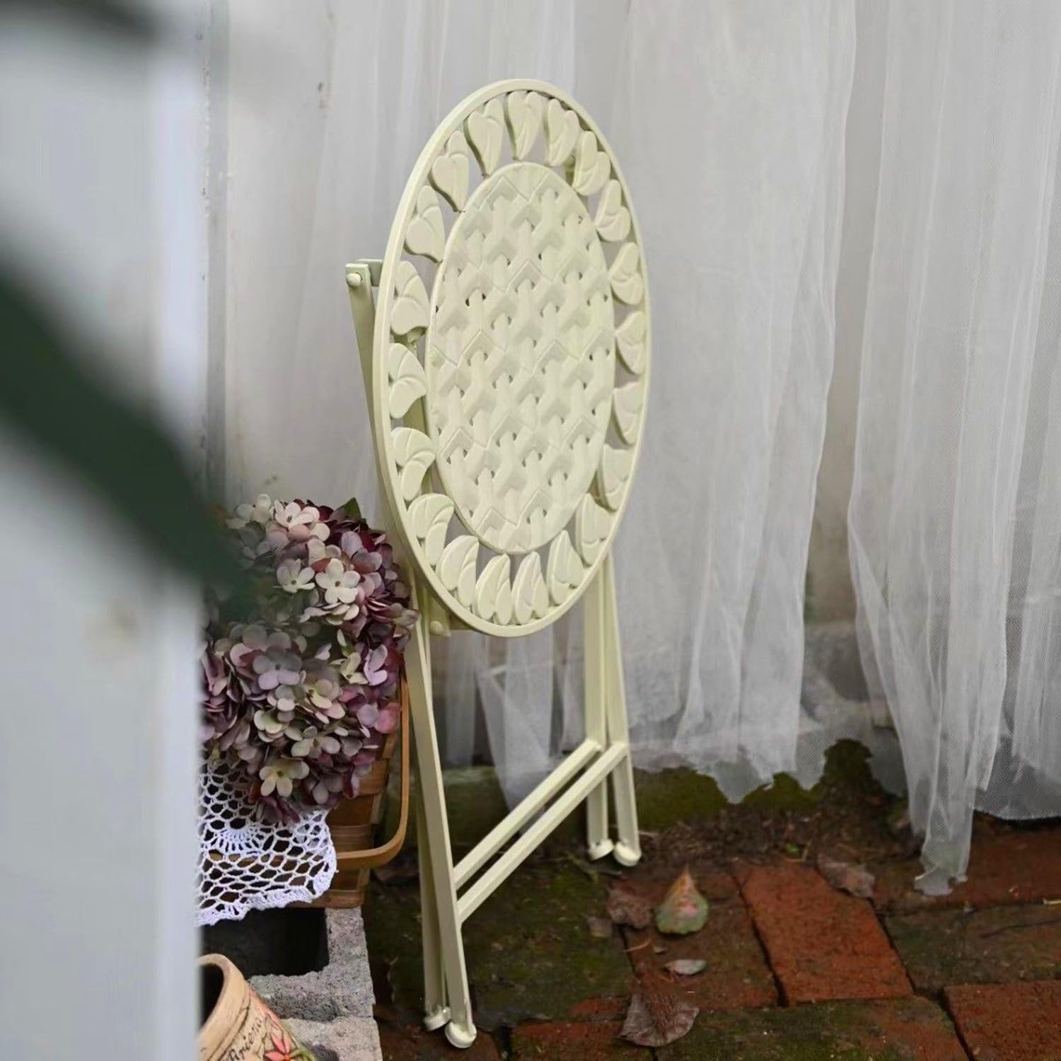 Tavolino rotondo pieghevole in metallo da patio, piccolo tavolino d'accento per giardino, balcone, soggiorno, bistrò, prato, versatile per interni ed esterni, elegante design bianco