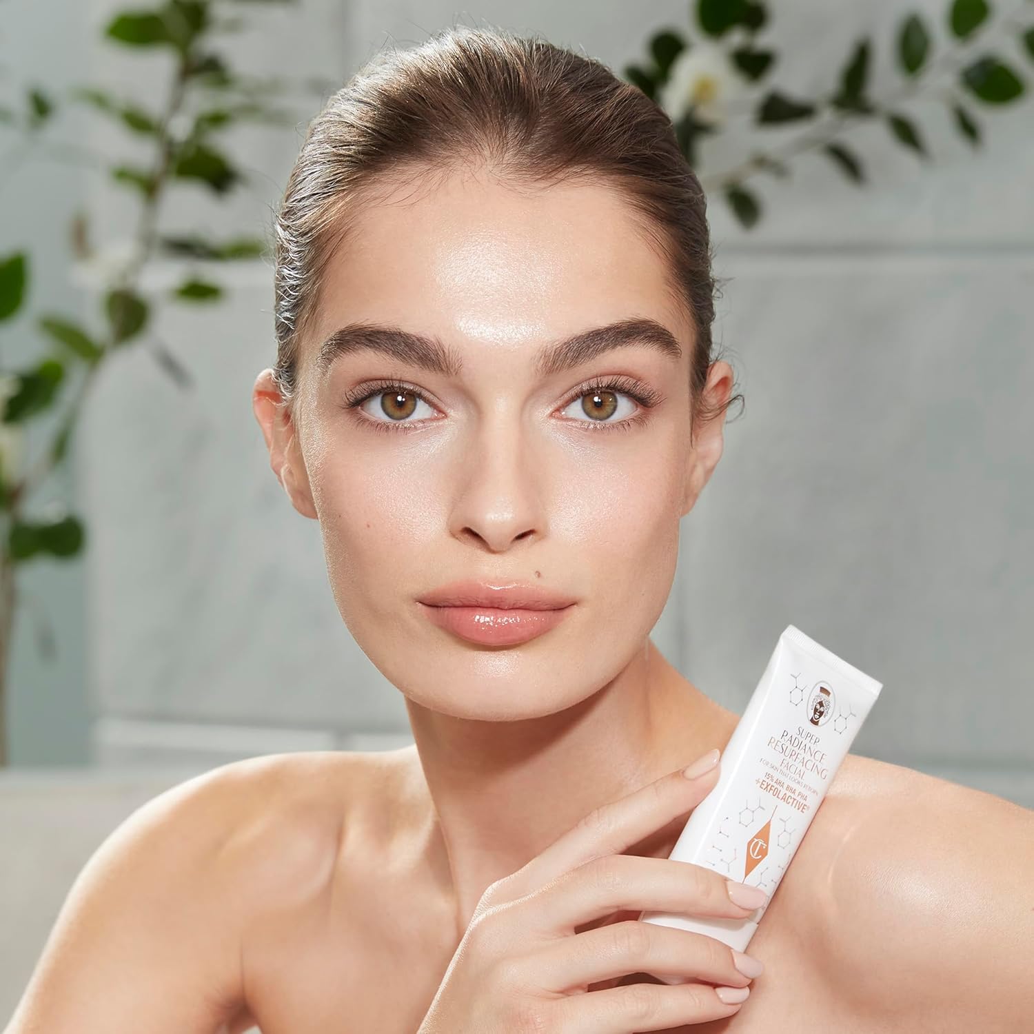 Charlotte Tilbury Super Radiance Face Exfoliator - Gentle Exfoliating Mask with Salicylic & Glycolic Acid - Refines Pores, Improves Radiance, Hydrates & Adds Glow - Image 2