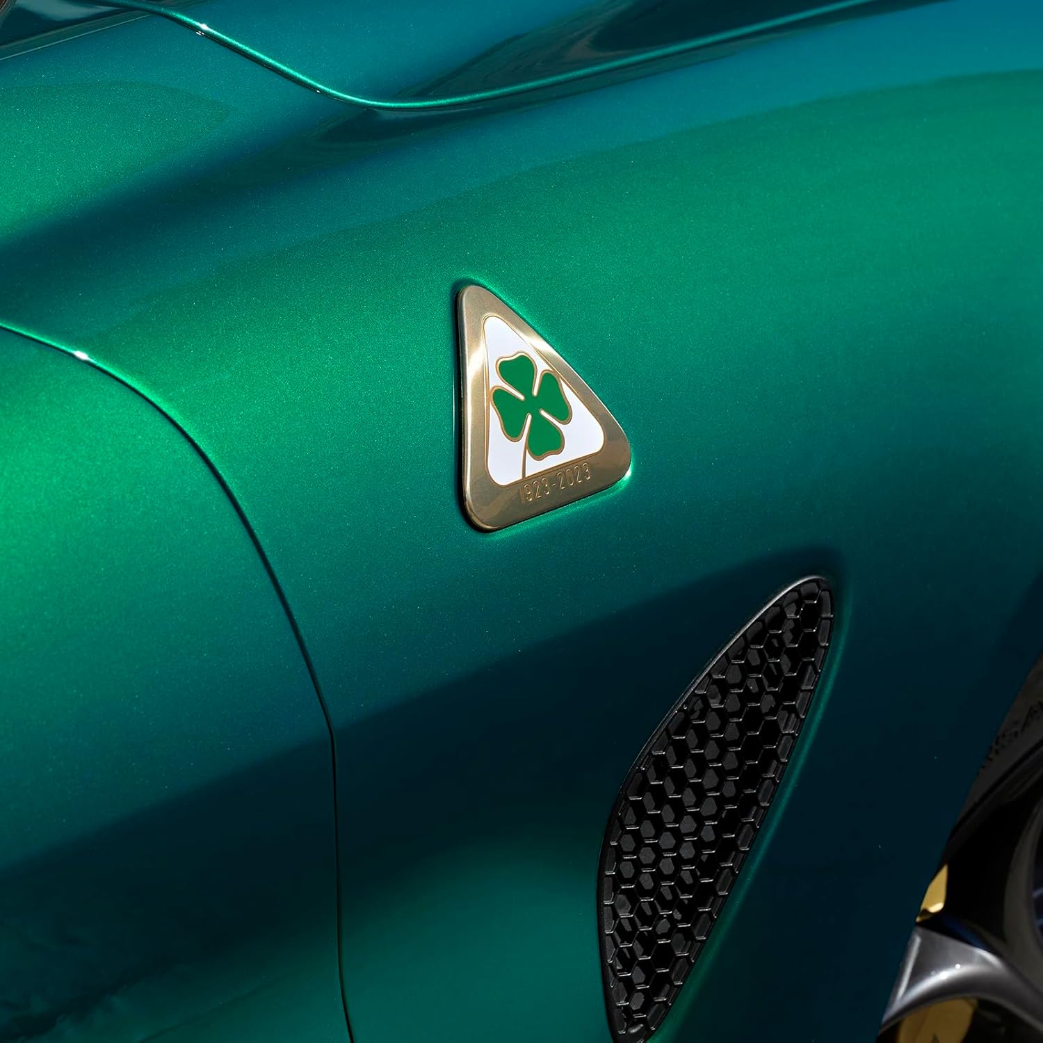 3D Sticker Compatible with Alfa Romeo 100th Anniversary Four-Leaf Clover Logo,Compatible with Alfa Romeo Giulia Stelvio Tonale Giulietta 4c 159 147 GT All Series Exterior Accessories