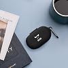 Funda de Diseño kwmobile para Anker Soundcore V20i - Cubierta de Silicona para Estuche de Carga de Audífonos - Soporte Protector para Audífonos con Clip Mosquetón - Blanco/Negro/Negro 7