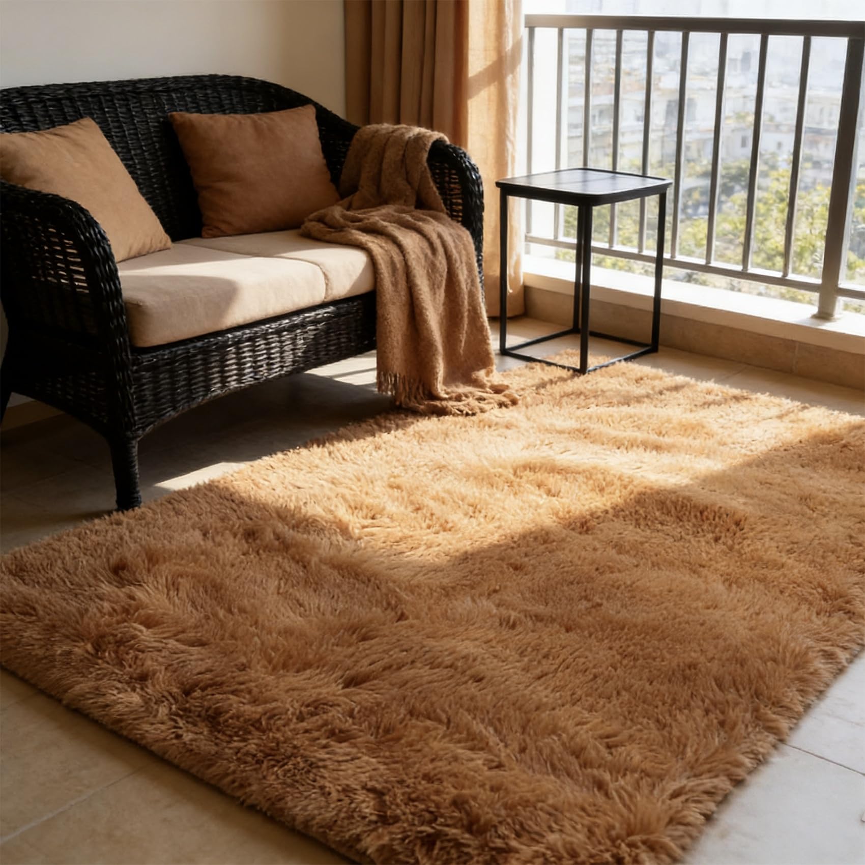 Tapis salon marron à poils longs pour créer un coin lecture cosy
