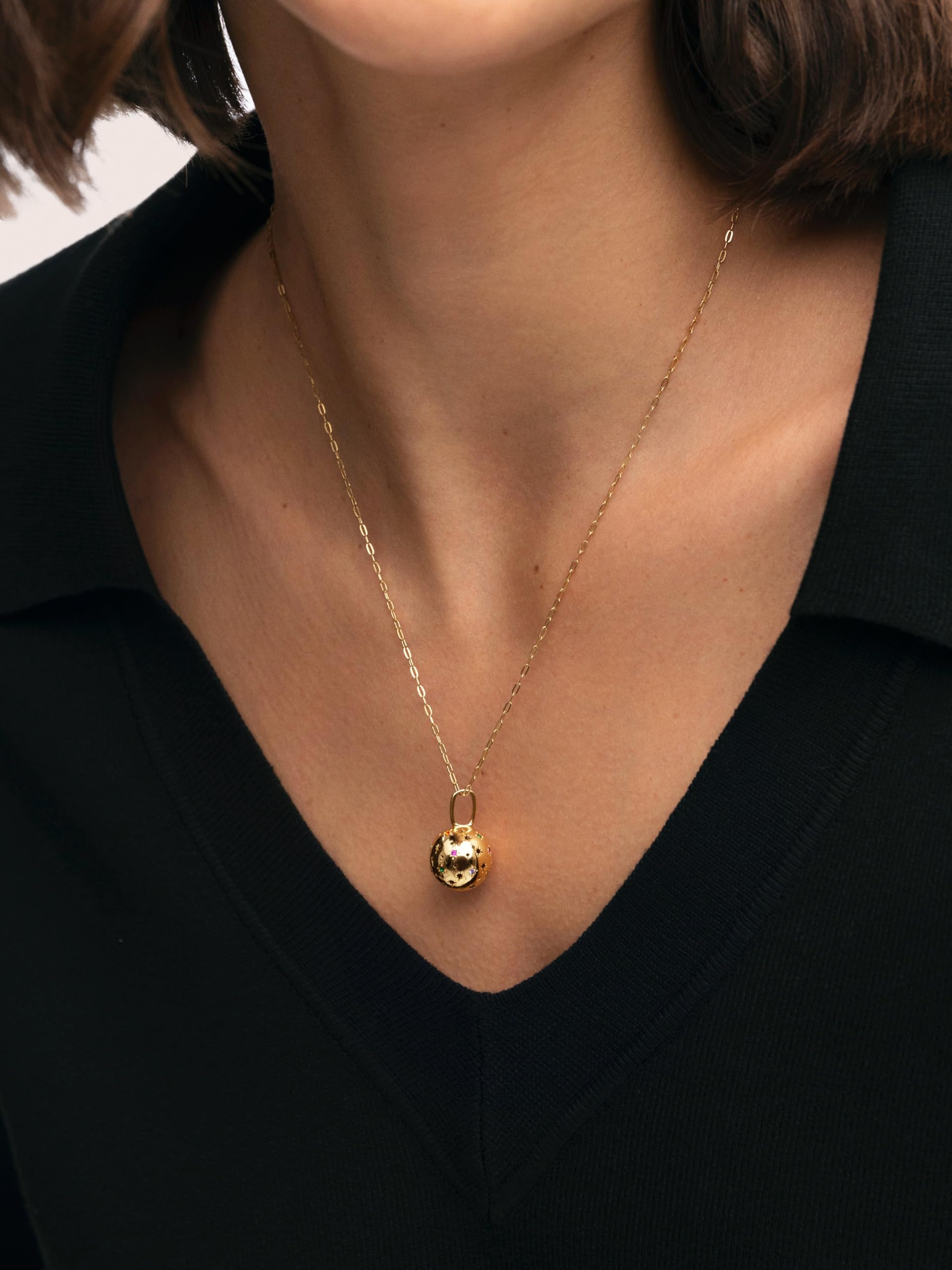 SINGULARU - Charm Llamador de Ángeles. Latón con Baño en Oro de 18 Kt y Circonita. Joyas Para Mujer.