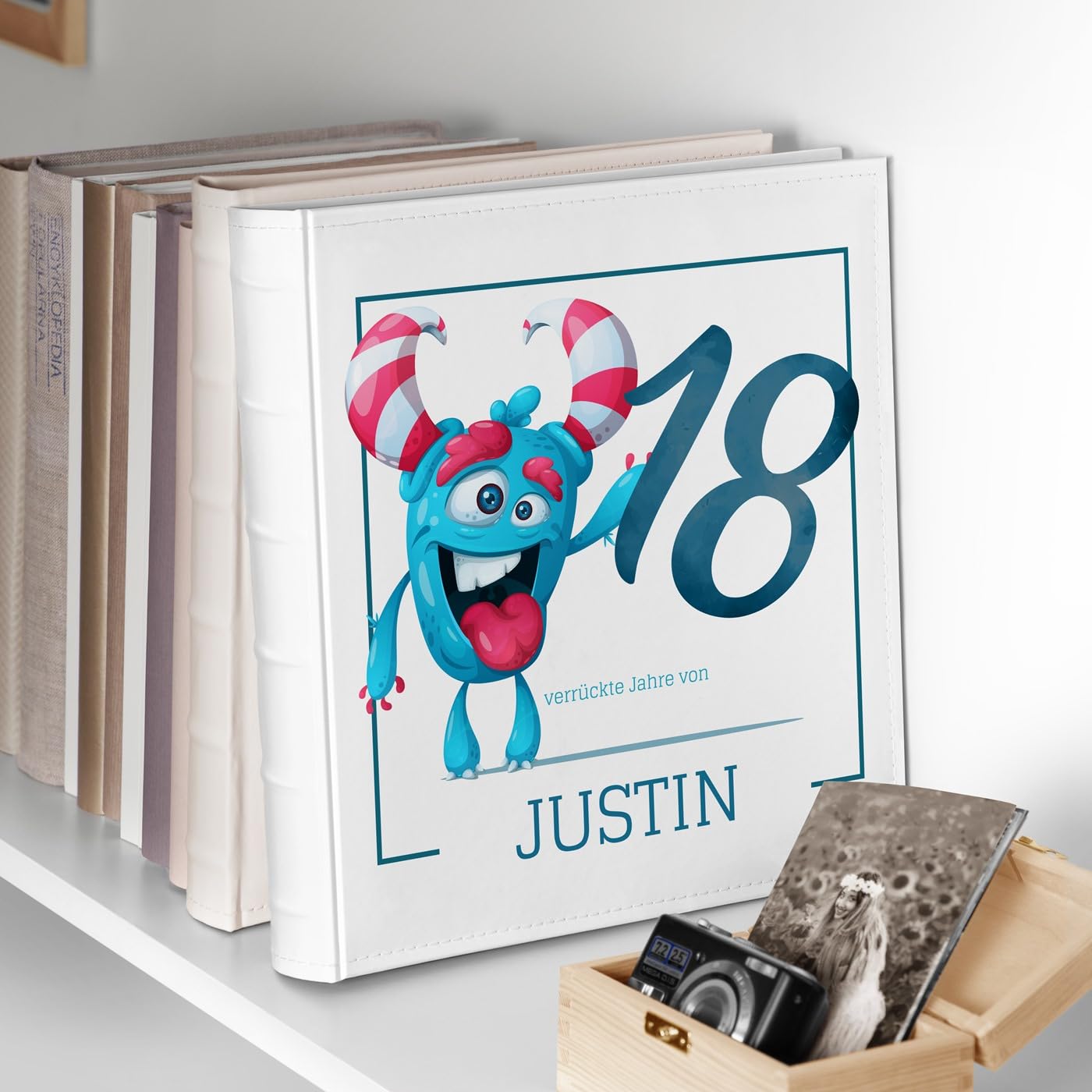Maverton Einsteckalbum mit Aufdruck für 500 Fotos - Fotoalbum zum Einstecken 10x15 cm - Größe: 33x33cm - Weiß - Geschenke für Männer - personalisierte Geschenke zum Geburtstag