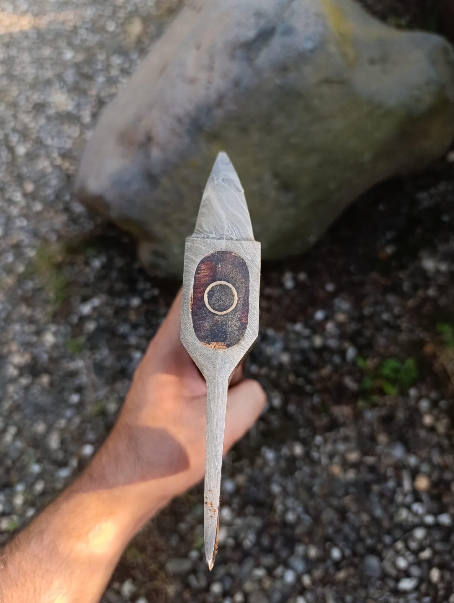 Tatla Wikinger-Axt aus DamastStahl- Handgeschmiedete Jagdaxt mit Rosenholzgriff, Wikinger-Bartaxt für Outdoor und Camping, Spaltaxt, echtes Geschenk für Weihnachten oder Geburtstag,