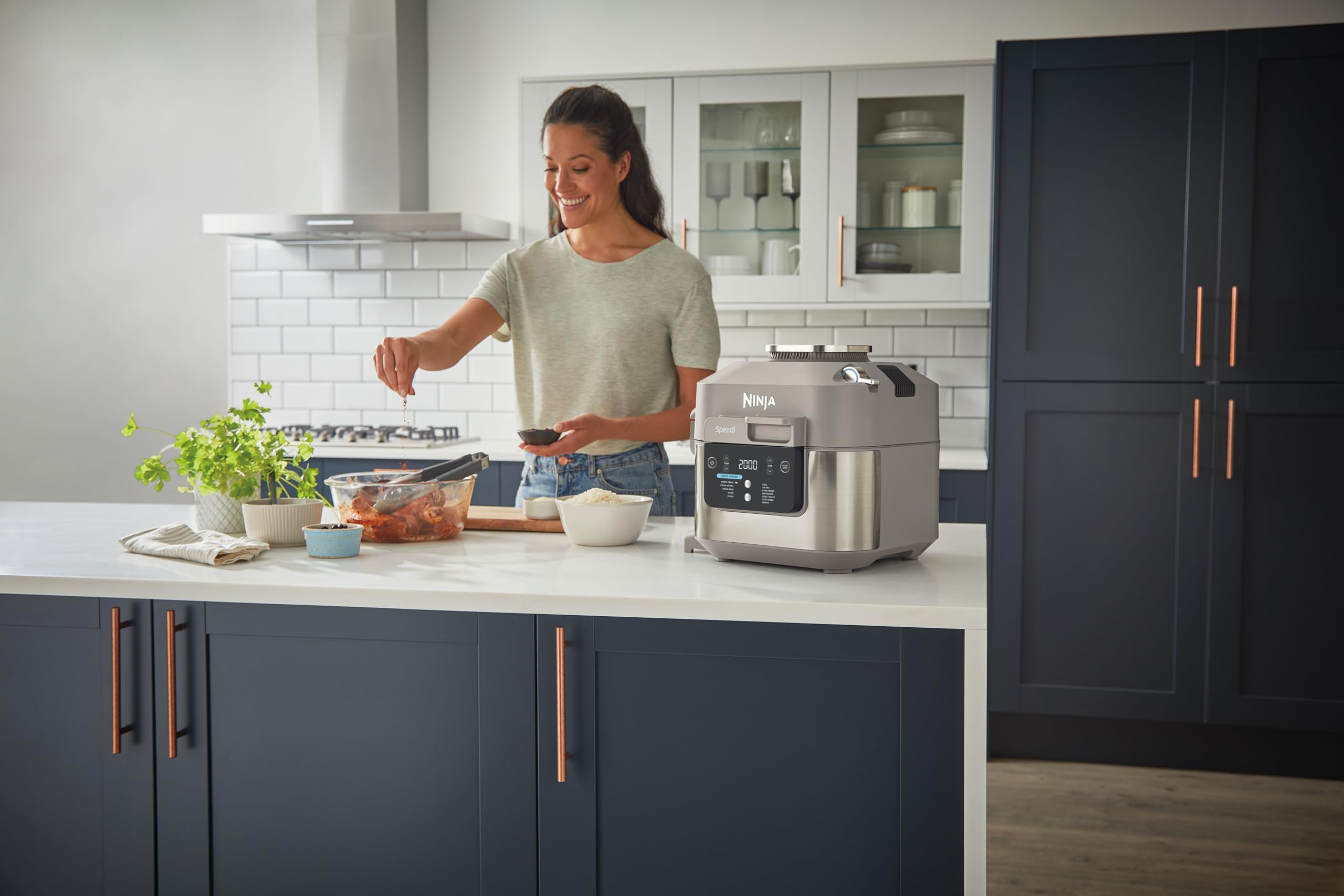Ninja Speedi Multikocher, 5,7L, 12-in-1 Multicooker, Air fryer Heißluftfritteuse, Slow Cooker Langsamkochen, Grillen, Backen, Stone Gold ON500EUSTGD