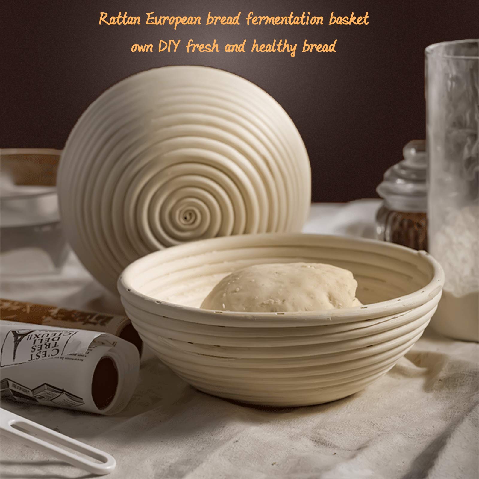 MUOIVG Cestino Rotondo da Lievitazione per Pane 25 x 25 x 8.5 cm,10" Cesto Lievitazione Pan 1000g in Rattan Naturale con Tela di Lino, Raschietto Pasta,Lame Taglierina Pane e Spazzola