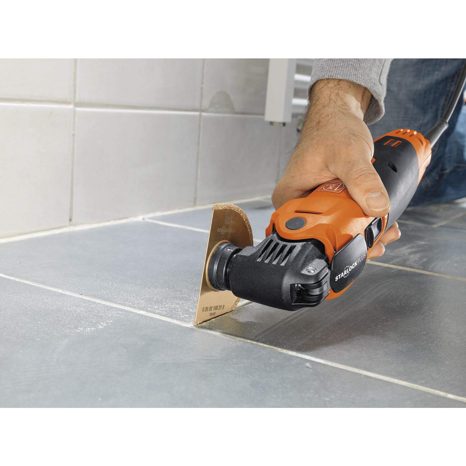 FEIN Multimaster MM 500 Plus Top EDITION, Das leistungsstarke MultiTool bei Ausbau und Renovierung mit 62 Zubehören zum Sägen, Schleifen, Schneiden, Fliesen austrennen und mehr.