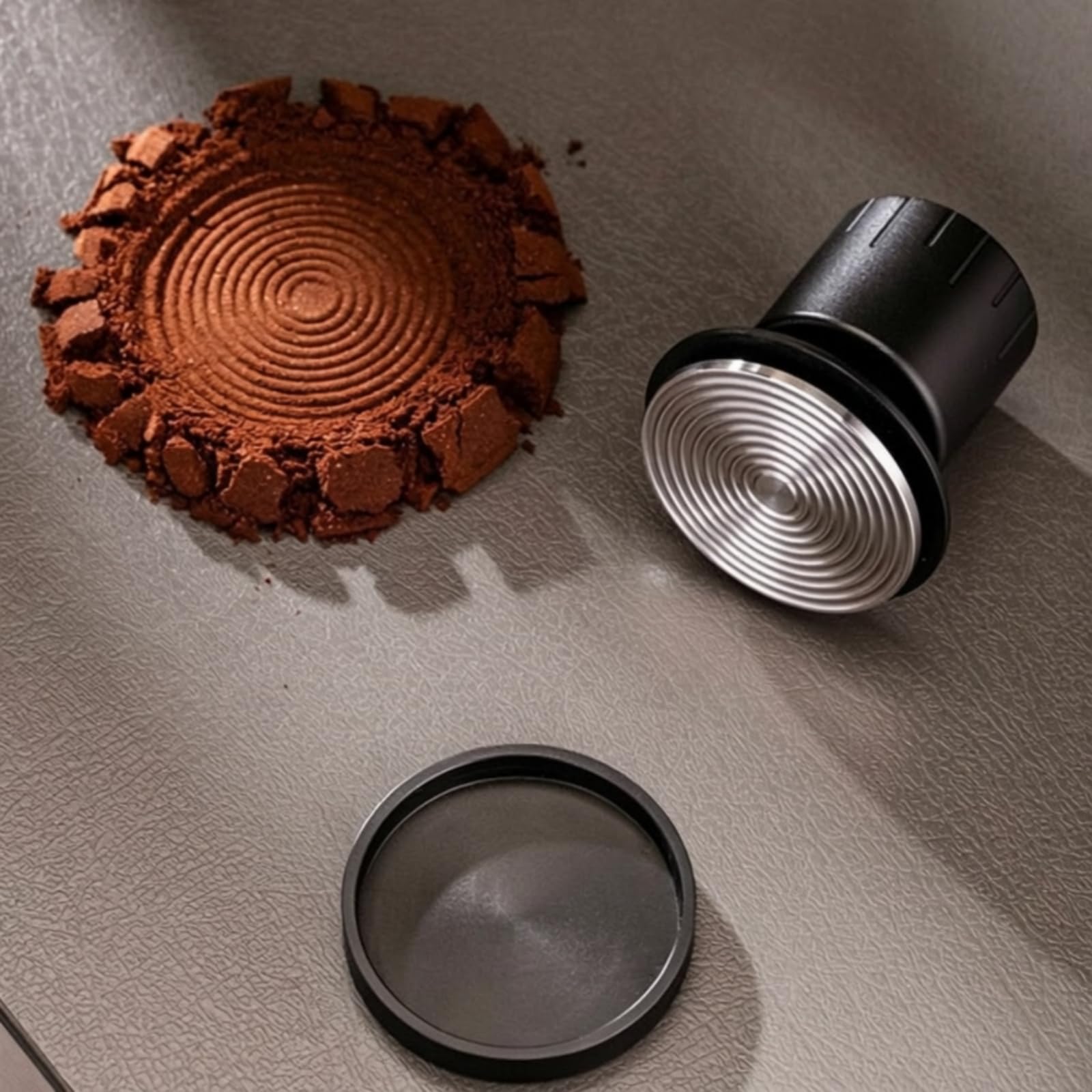 Coffee Tamper Espresso dor Compresor con Muelle de Presión Constante en Acero Inoxidable y Diseño Ergonómico con Base