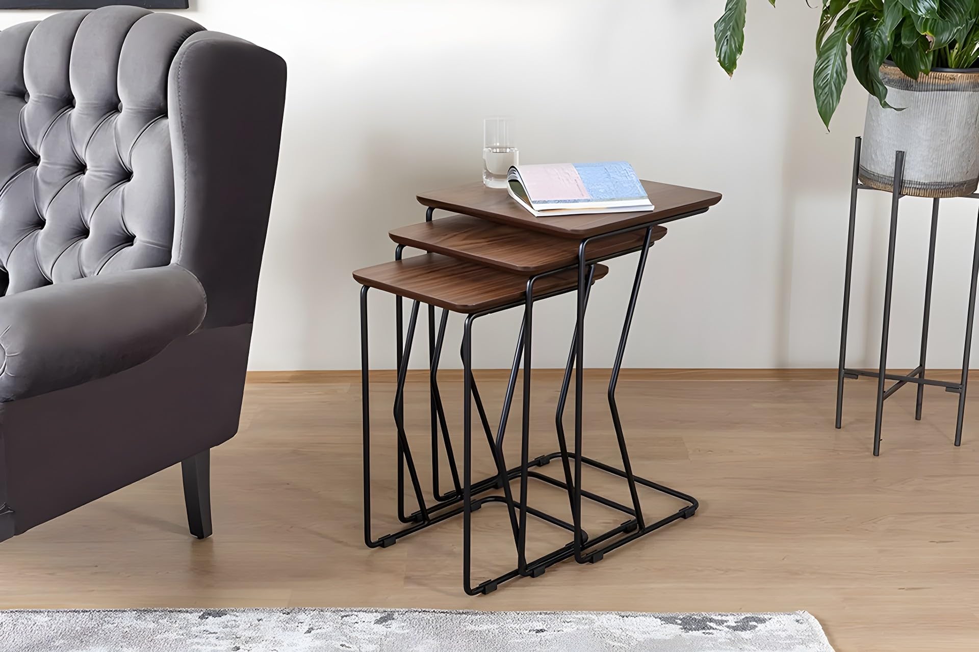 Hanah Home Elegancki zestaw do zagnieżdżania orzechów włoskich (3 sztuki) | 100% płyta MDF z metalowymi nogami | wymiary: 43 x 65 cm, 40 x 60 cm, 38 x 55 cm | stylowy i funkcjonalny do nowoczesnych