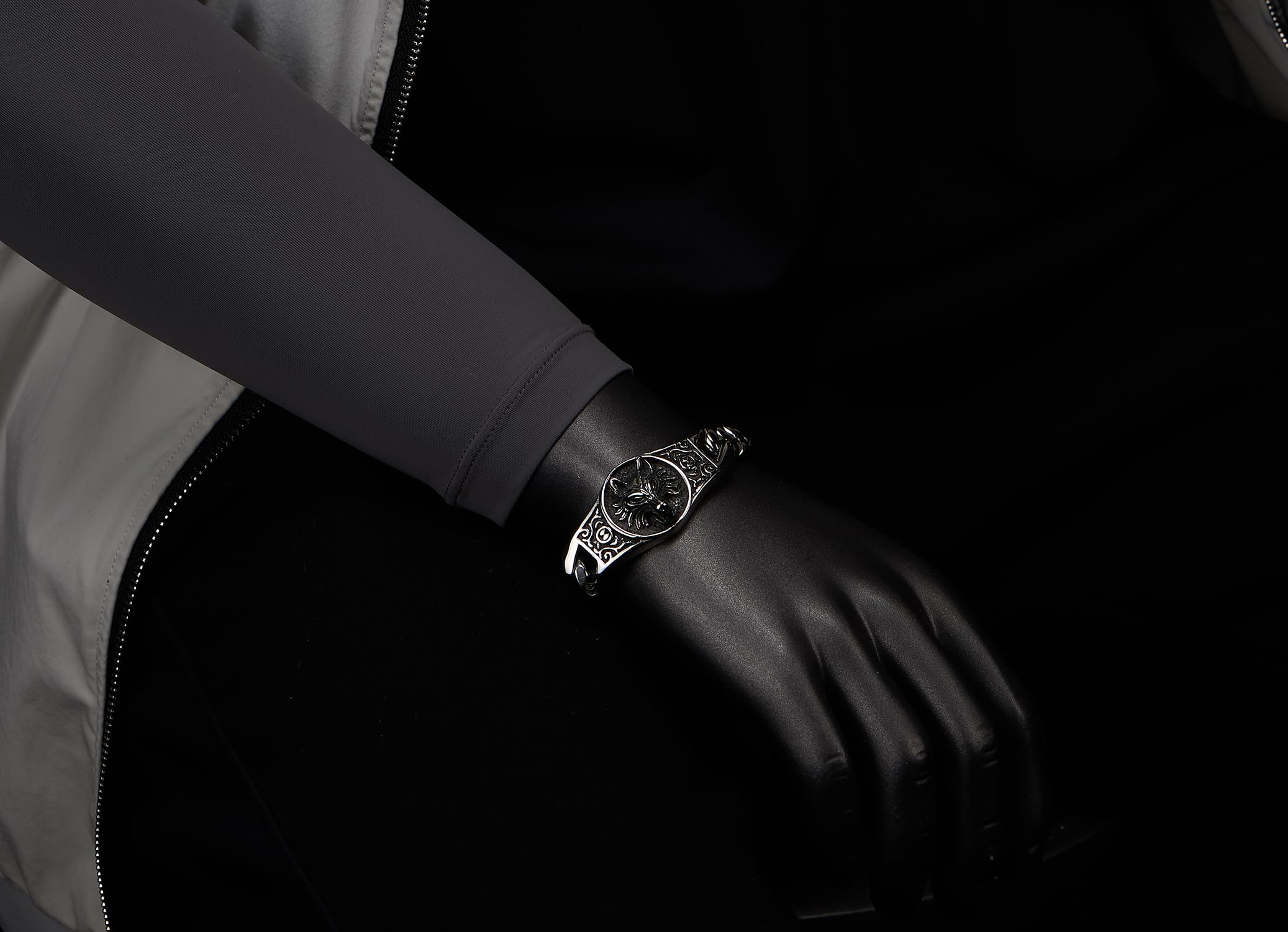 COOLSTEELANDBEYOND Pulsera Medallón Cabeza de Lobo en Acero Inoxidable para Hombre, Joyería Totem Vikinga Nórdica Resistente, Cadena Curb Plata Pulida