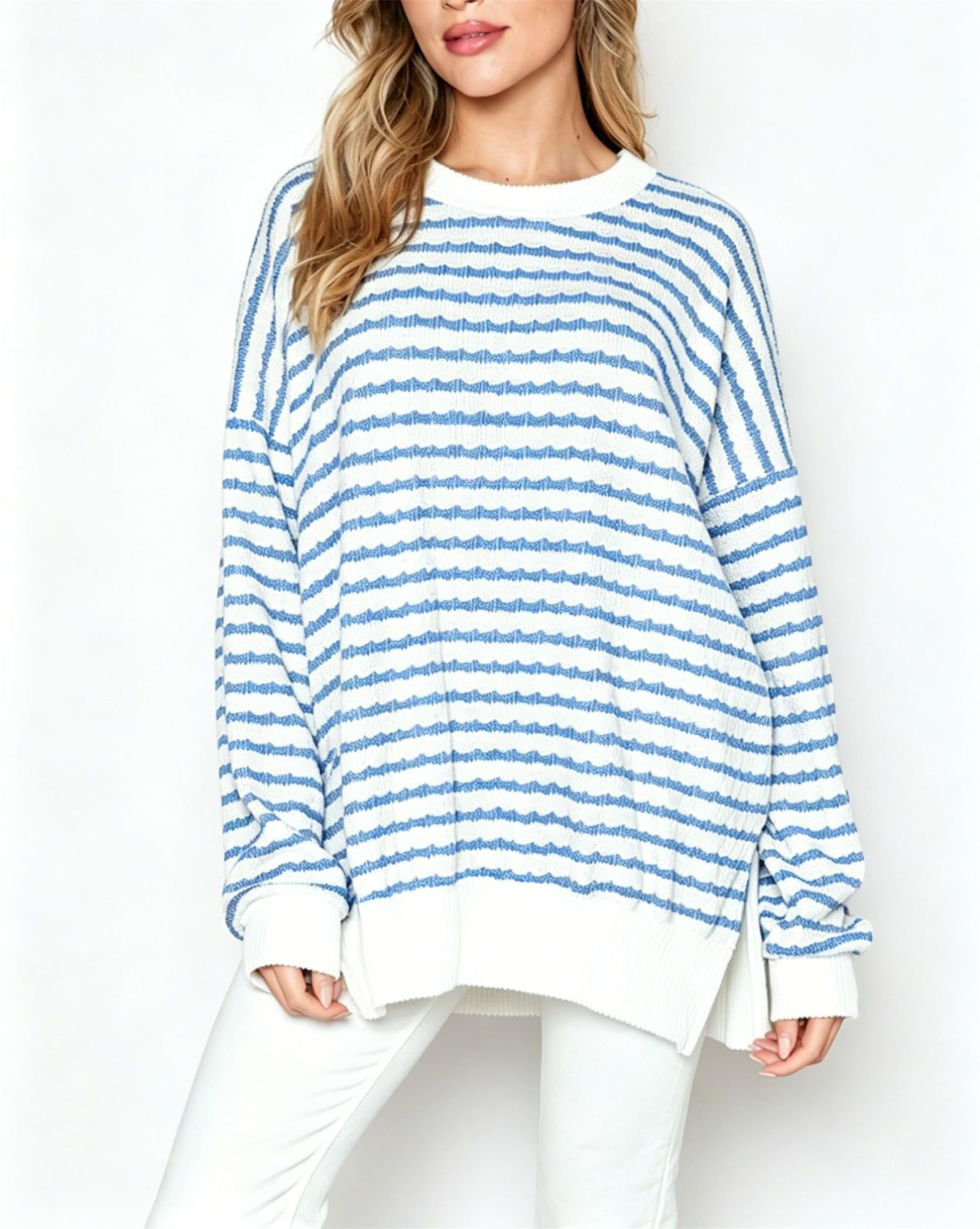 Damski sweter oversize w paski, okrągły dekolt, z rozcięciami po bokach, długi rękaw (różowy, L)