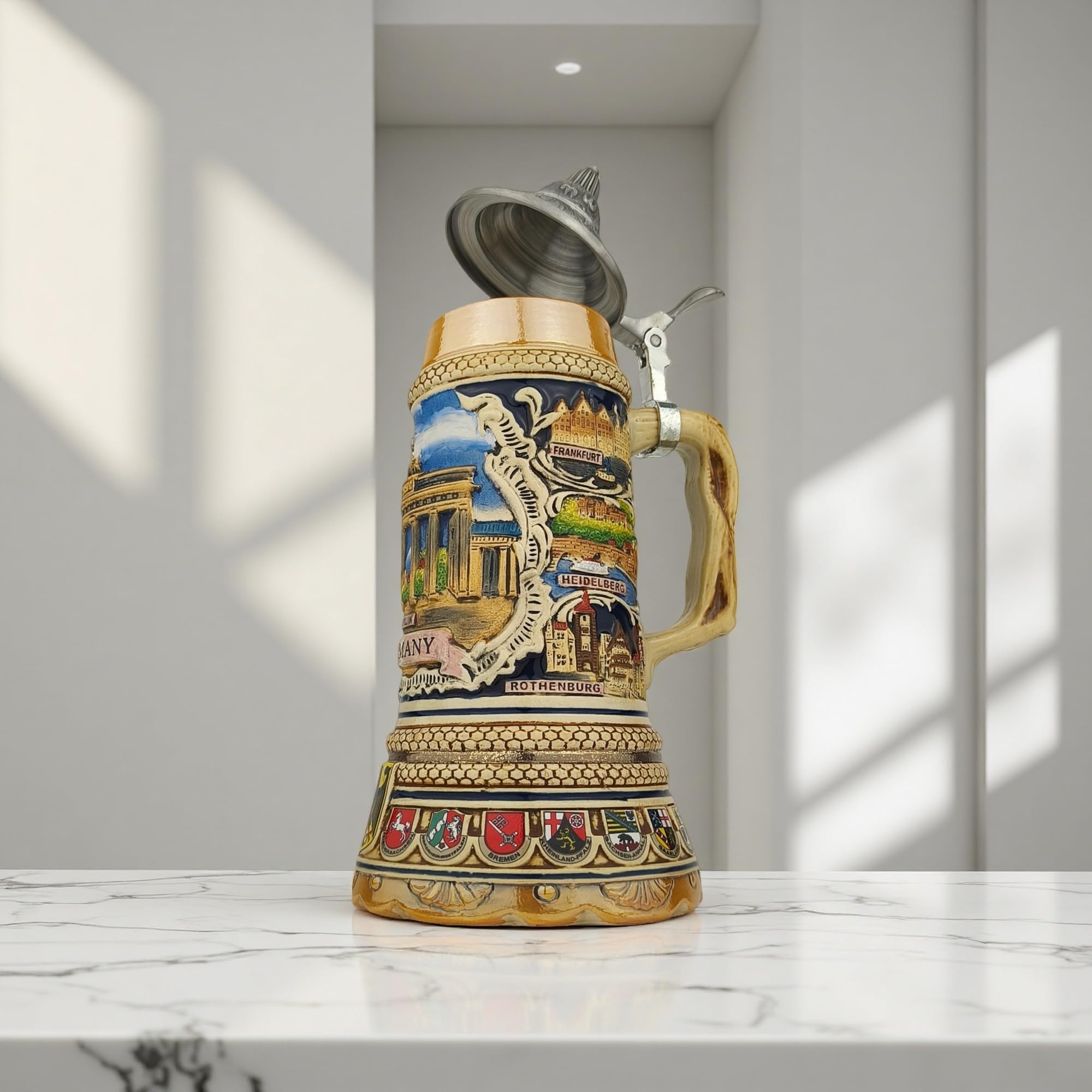 Bierkrug mit Deckel 0,7L - Steinkrug mit Deutschland-Motiv und XL-Boden Design - Brandenburger Tor auf der Vorderseite - Geschenkidee für Männer - Ideal für Zuhause, Fest & Sammlung