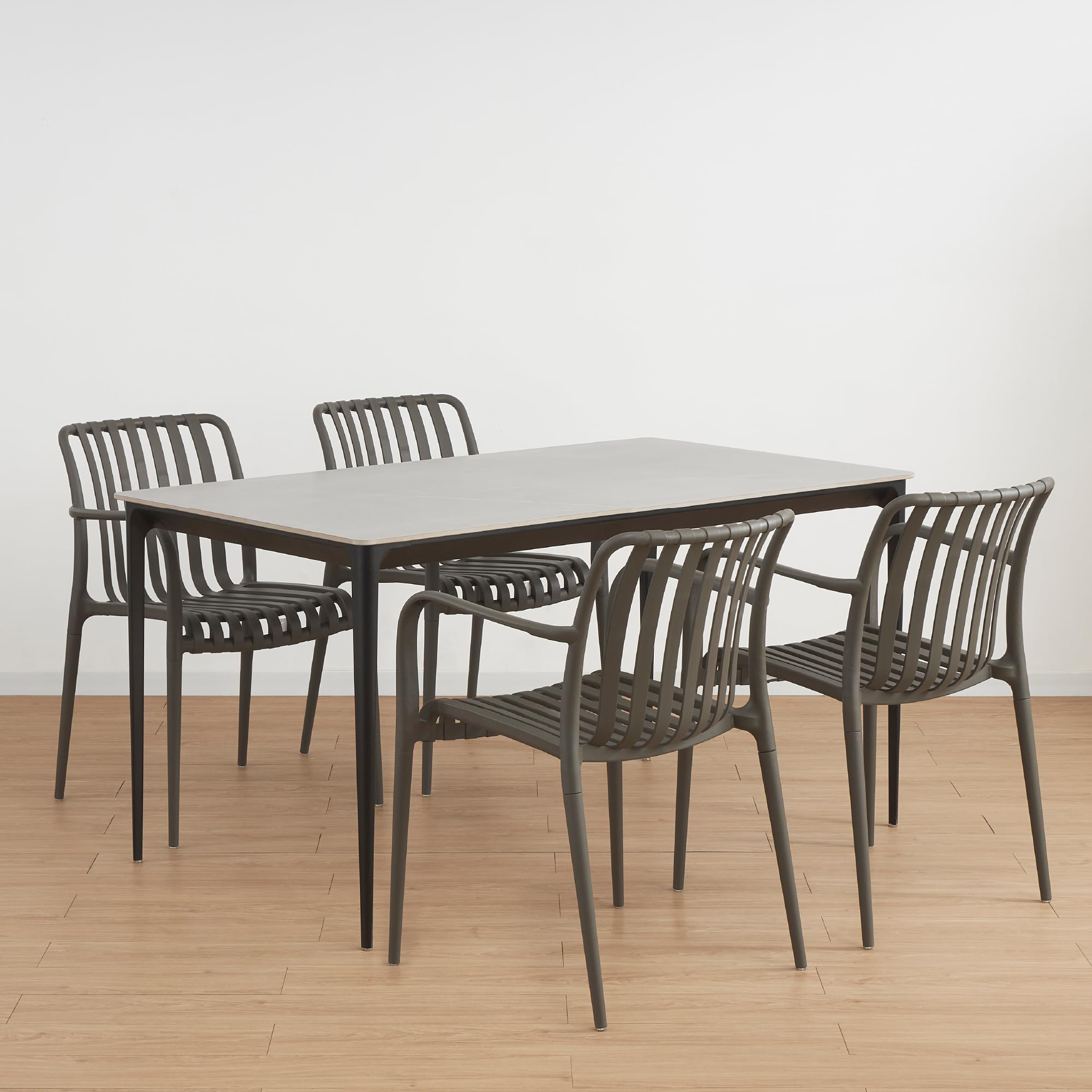 Conjunto de Mesa y 4 sillas Ruth Wendy - Mesa de cerámica sinterizada de 140 x 80 cm con sillas de Polipropileno, diseño Elegante y Moderno, fácil de Limpiar, para Interiores y Exteriores