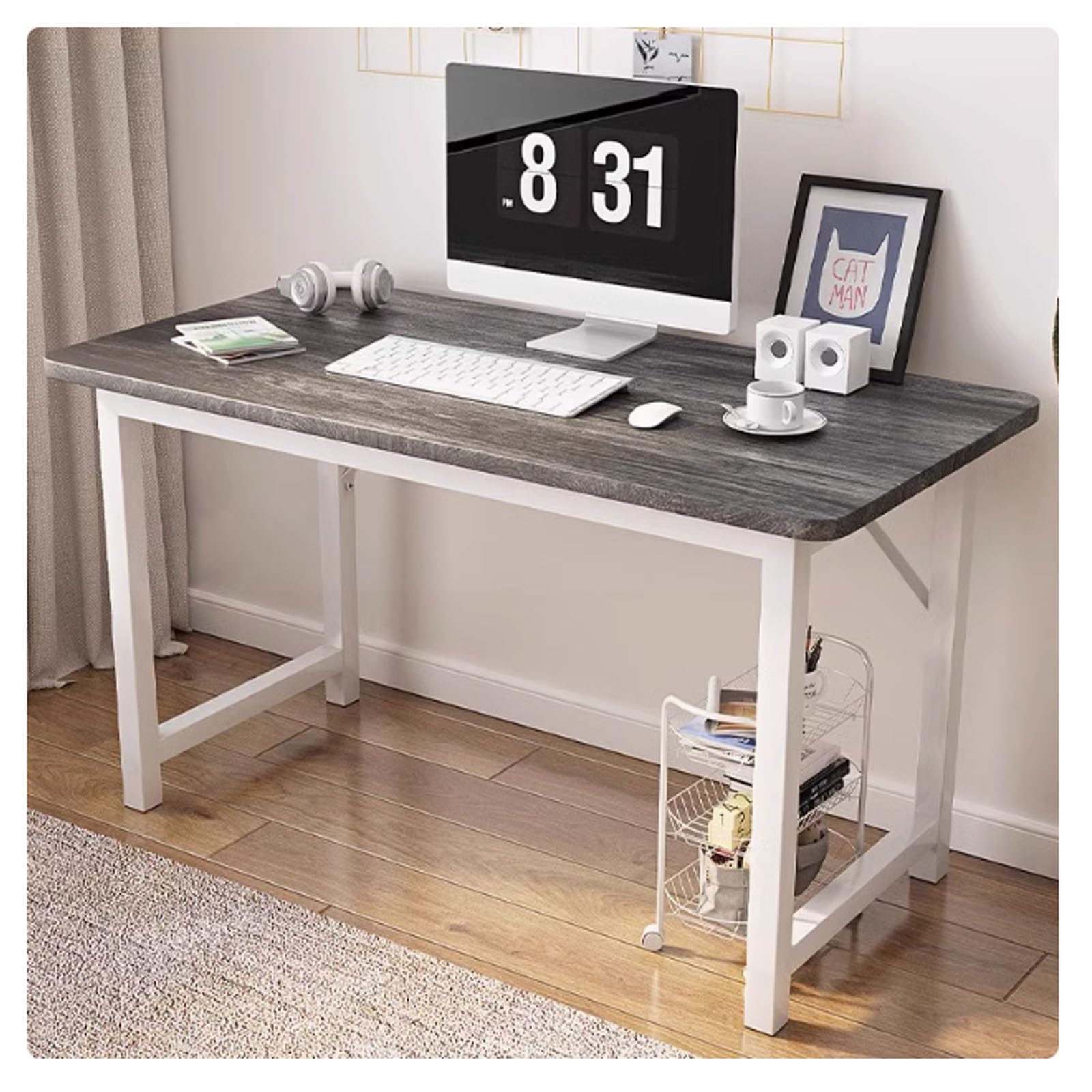 Bureau en métal blanc pour gagner de l'espace de travail dans une petite pièce