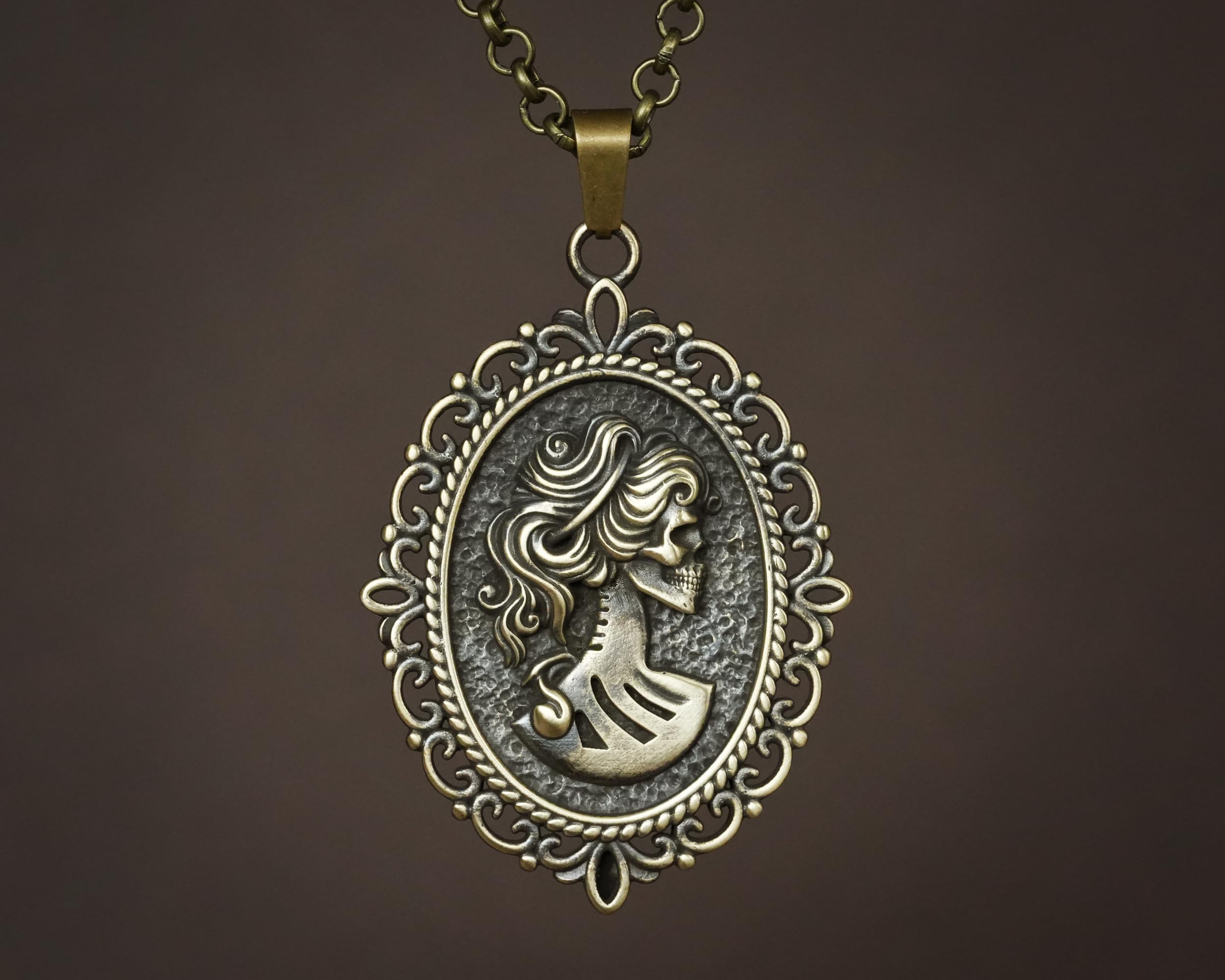 Baldur Jewelry Gothic-Halskette mit Skelettdame aus Messing | In Europa handgefertigte viktorianische Skelettdame mit 56 cm langer bronzefarbener Stahlkette.