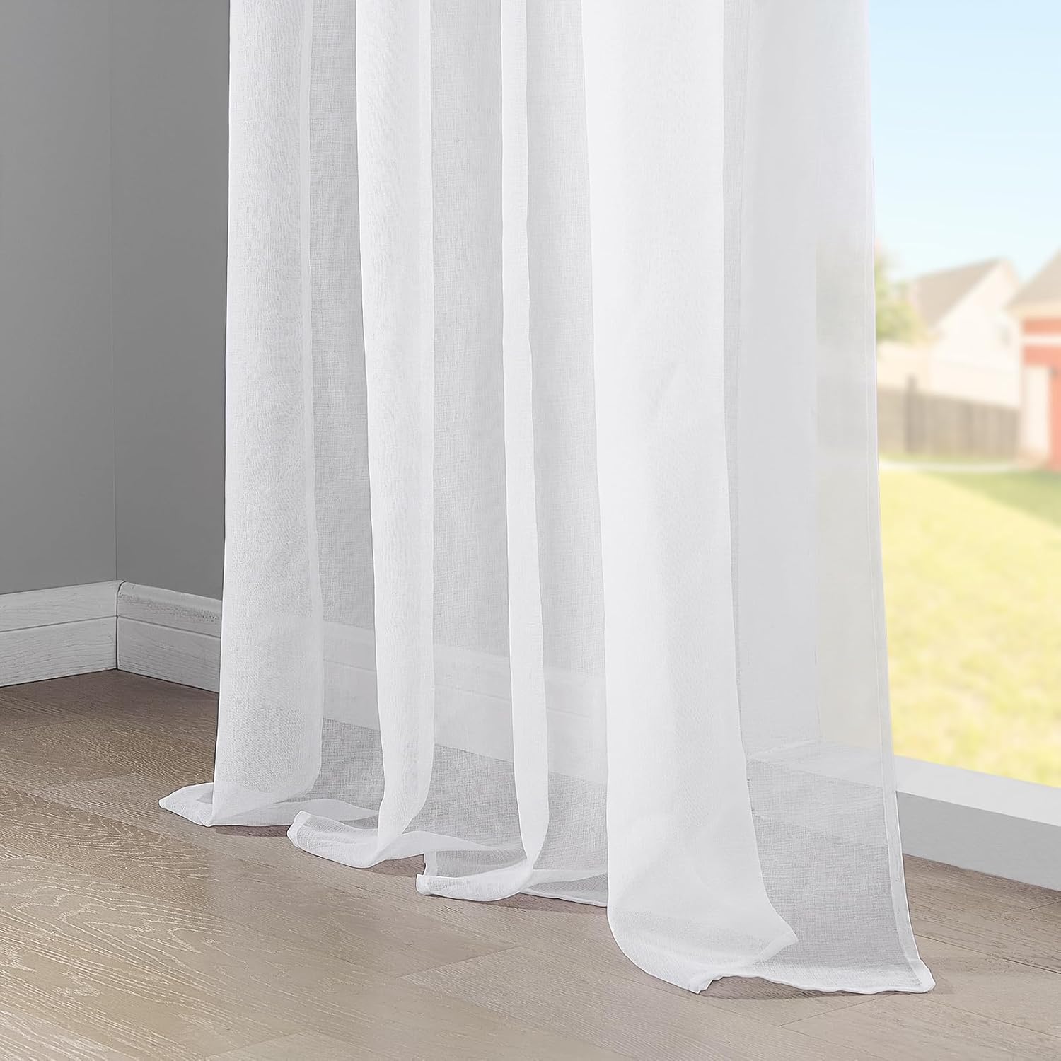 Voile függöny nappali ablakban