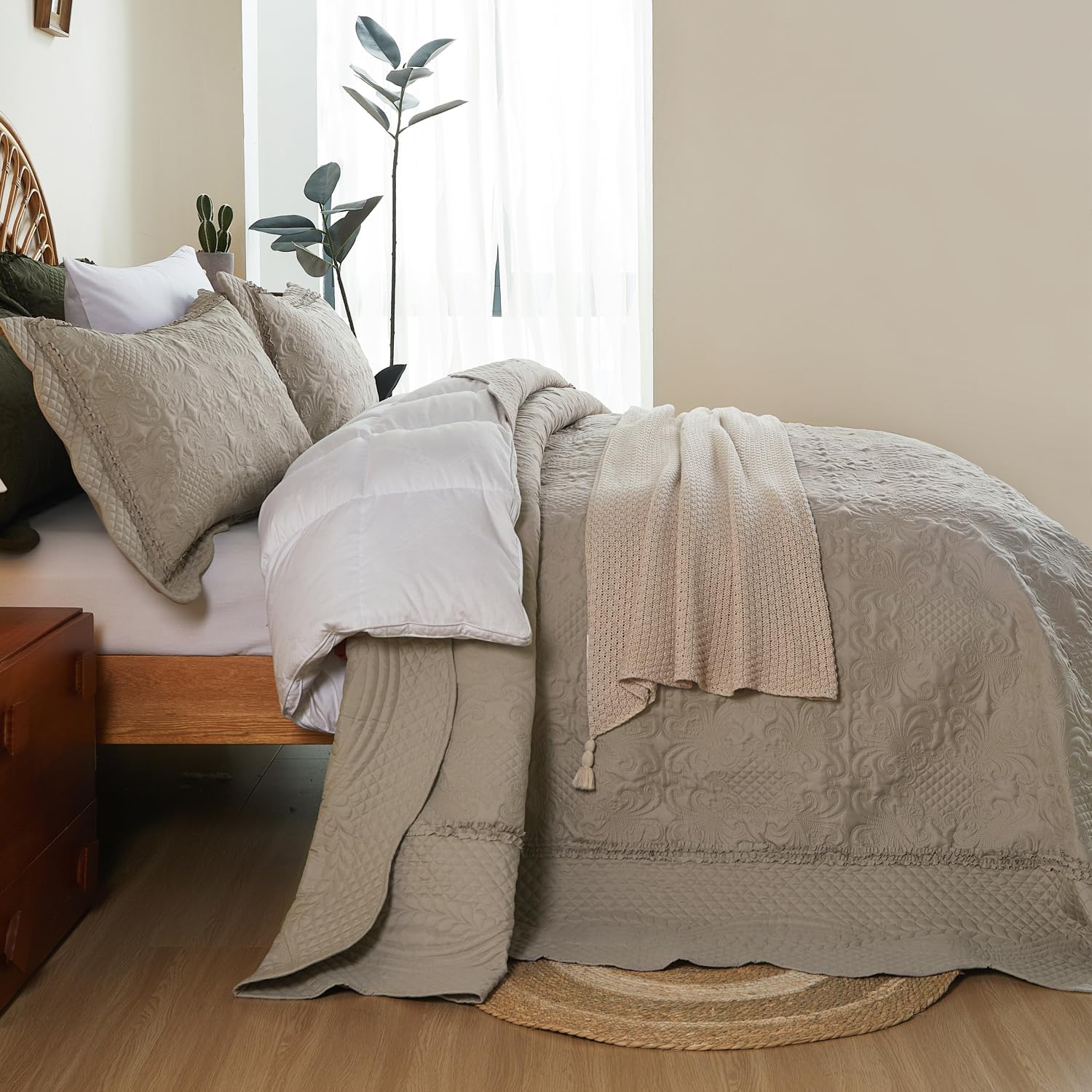 EVENHUG Oversized Quilts Set King Size 3 Piece Bedding Set Reversible Bedspread with 2 Pillow Shams Coverlet Lightweight Soft Bed Cover for All Season(120"X120",Beige Taupe)