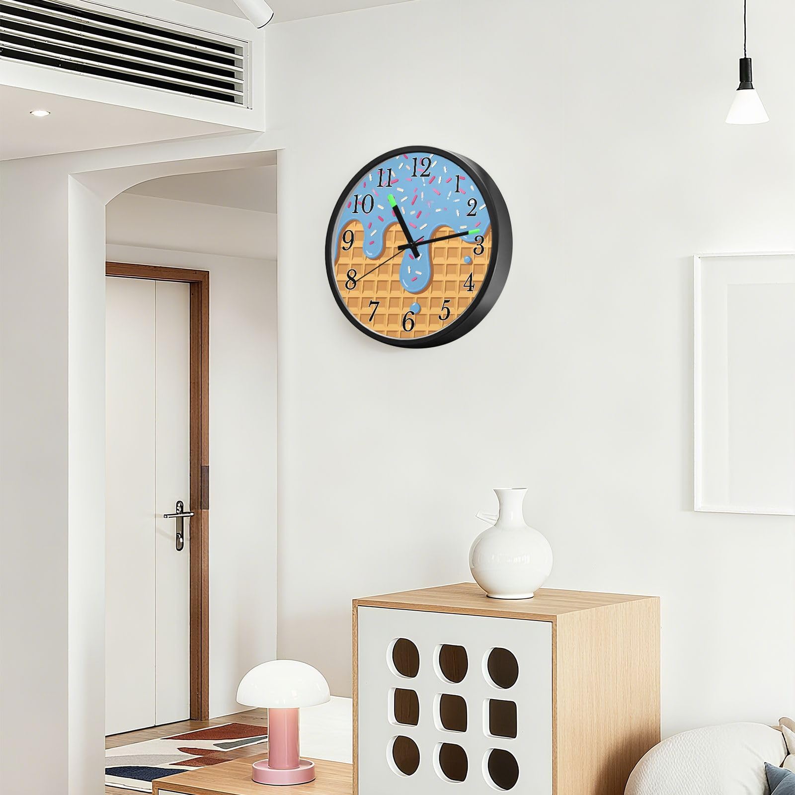 Mnsruu Reloj de pared luminoso, reloj de pared azul con goteo de helado, reloj de pared que brilla en la oscuridad, funciona con pilas, reloj silencioso de 30,5 cm con luz nocturna para dormitorio