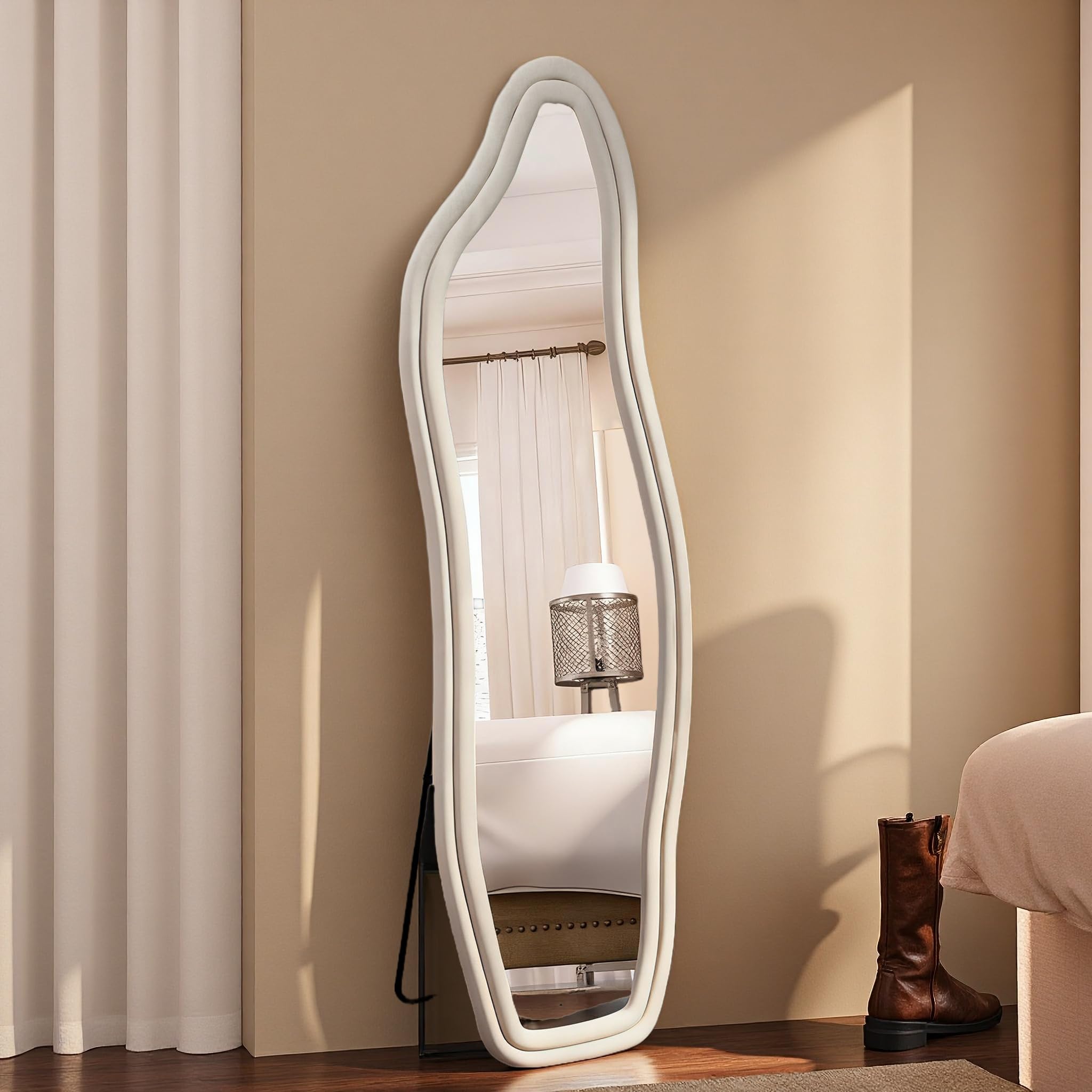 Espejo de cuerpo entero con forma orgánica blanco