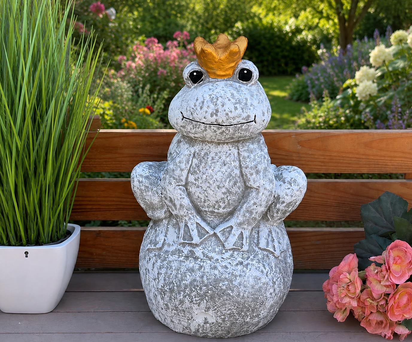 stoneandstyle Froschkönig auf Kugel aus Steinguss frostfest | wetterfeste Gartenfigur Frosch mit Krone für Garten, Terrasse & Teich