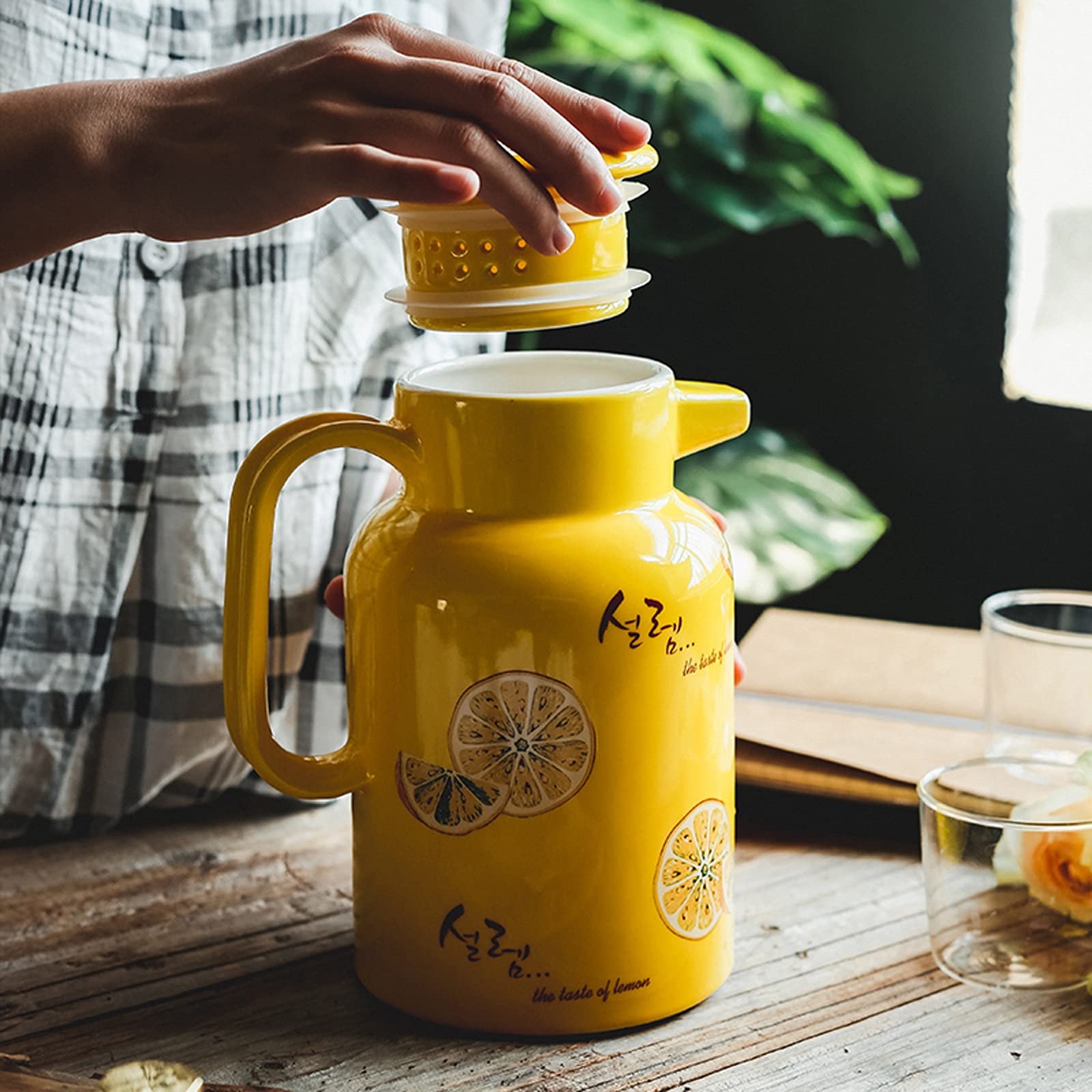 Cruche Pichet en céramique de bouilloire froide jaune 50,7 oz avec poignée de grande capacité Théière for le jus, le thé, la limonade, les boissons chaudes et froides Cruche a Eau