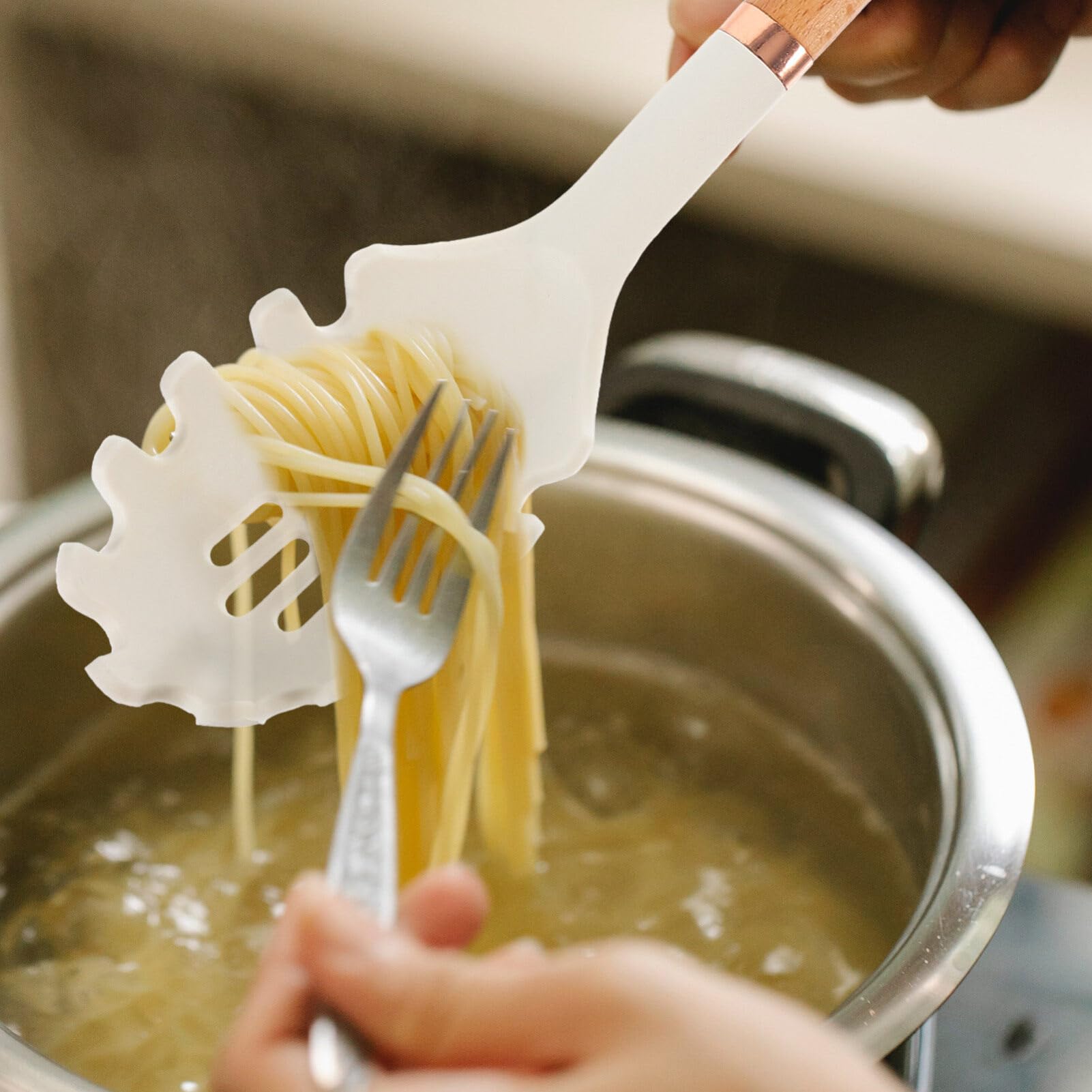 Kichvoe Cucchiaio per spaghetti, in silicone, con manico in legno, per spaghetti, mestolo, per cucina, casa, ristorante