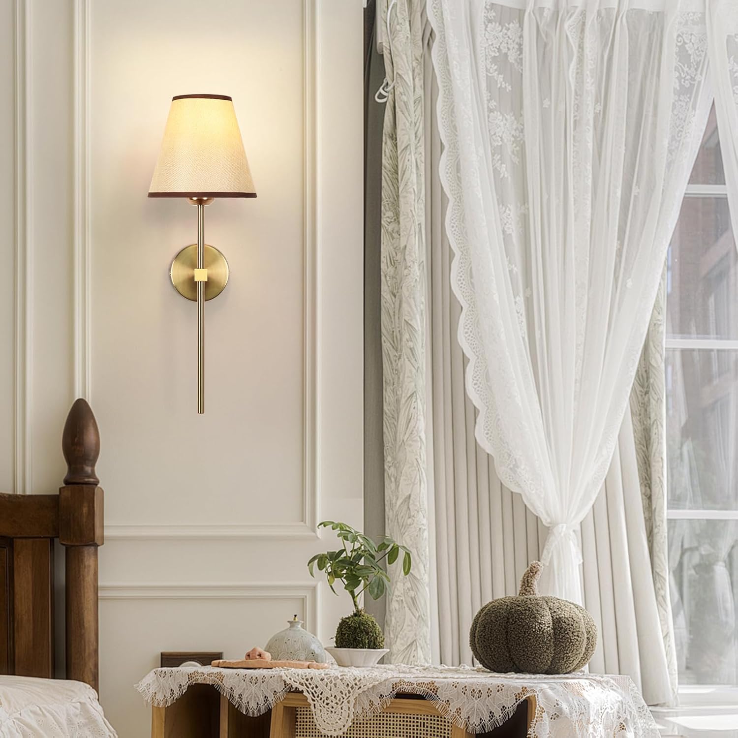 Applique da Parete Senza Fili con Telecomando, Lampadina dimmerabile Ricaricabile Tramite USB, Paralume in Tessuto Bianco e Oro Vintage per Soggiorno e Camera da Letto.