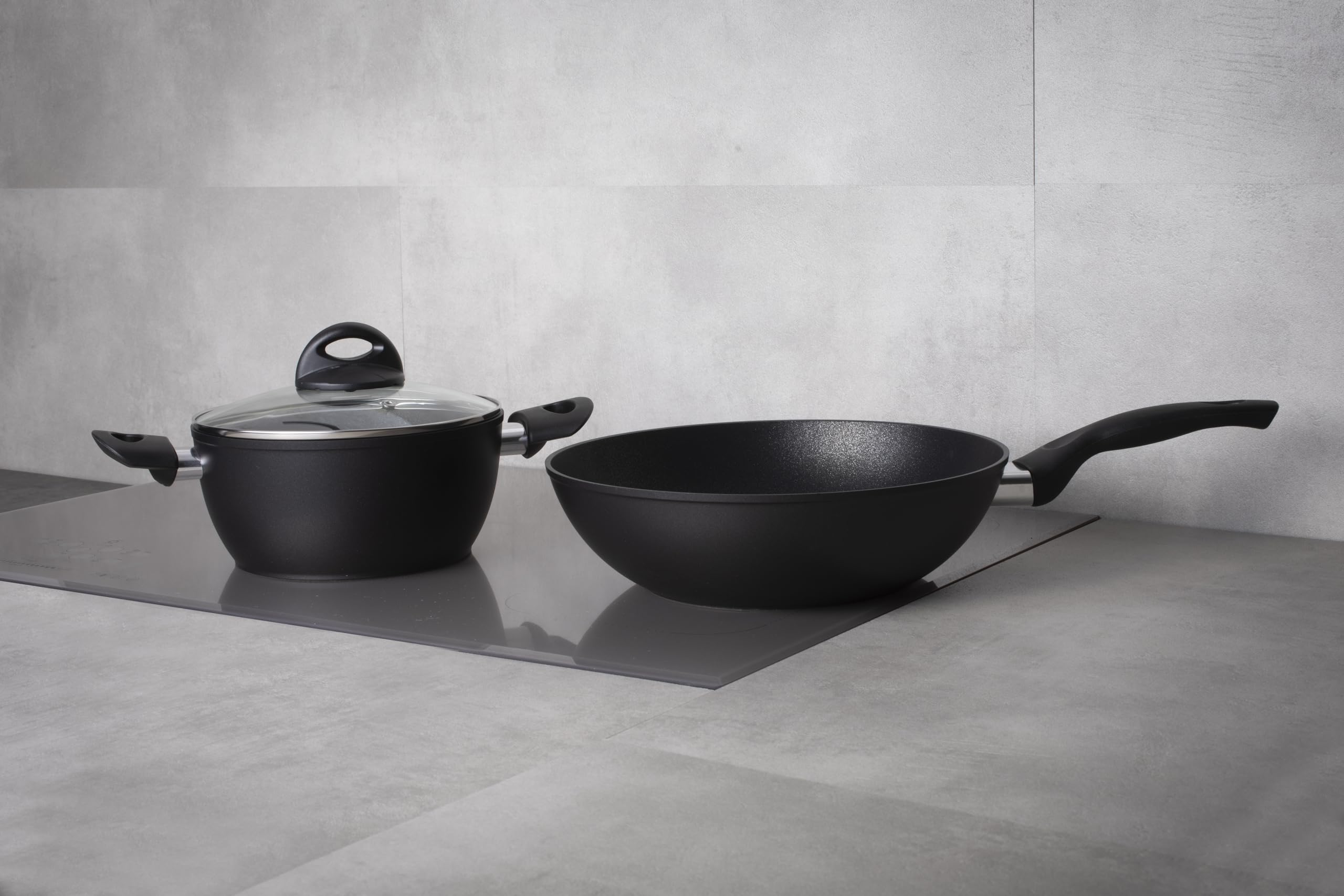 Barazzoni, Dolomitica Extra Black Wok ø28 cm, pojemność 3,5 l, kute aluminium, 5-warstwowa powłoka wewnętrzna Marmotech, indukcyjna, wyprodukowano we Włoszech