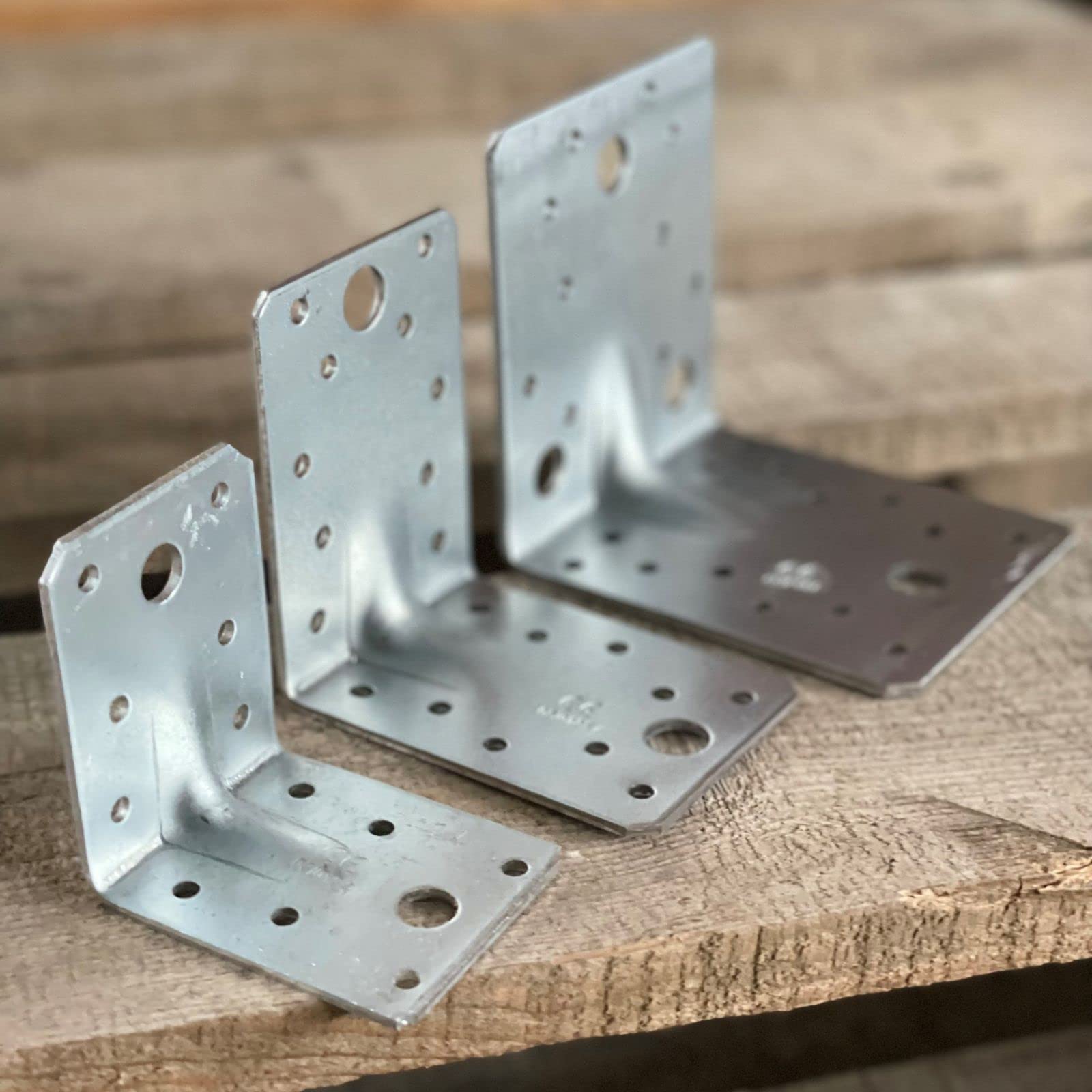 FLG | Winkelverbinder mit Steg 105 x 105 x 90 x 3 mm - 50 Stück - Holzverbinder Bauwinkel Eckwinkel Lochwinkel mit E-TA Zulassung (ETA-09/0134) Feuerverzinkt (105 x 105 x 90 mm - mit Sicke)