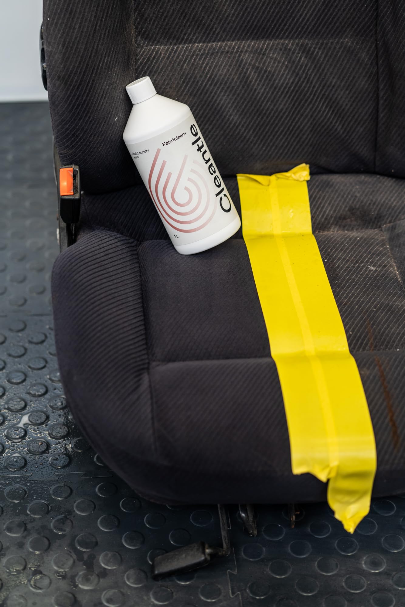 Fabriclean+ 5L Polsterreiniger Auto Konzentrat Effektiver Fleckenentferner für Stoffbezüge, Alcantara und Teppiche Fahrzeuginnenreinigung ohne Schlieren Frischer Wäscheduft